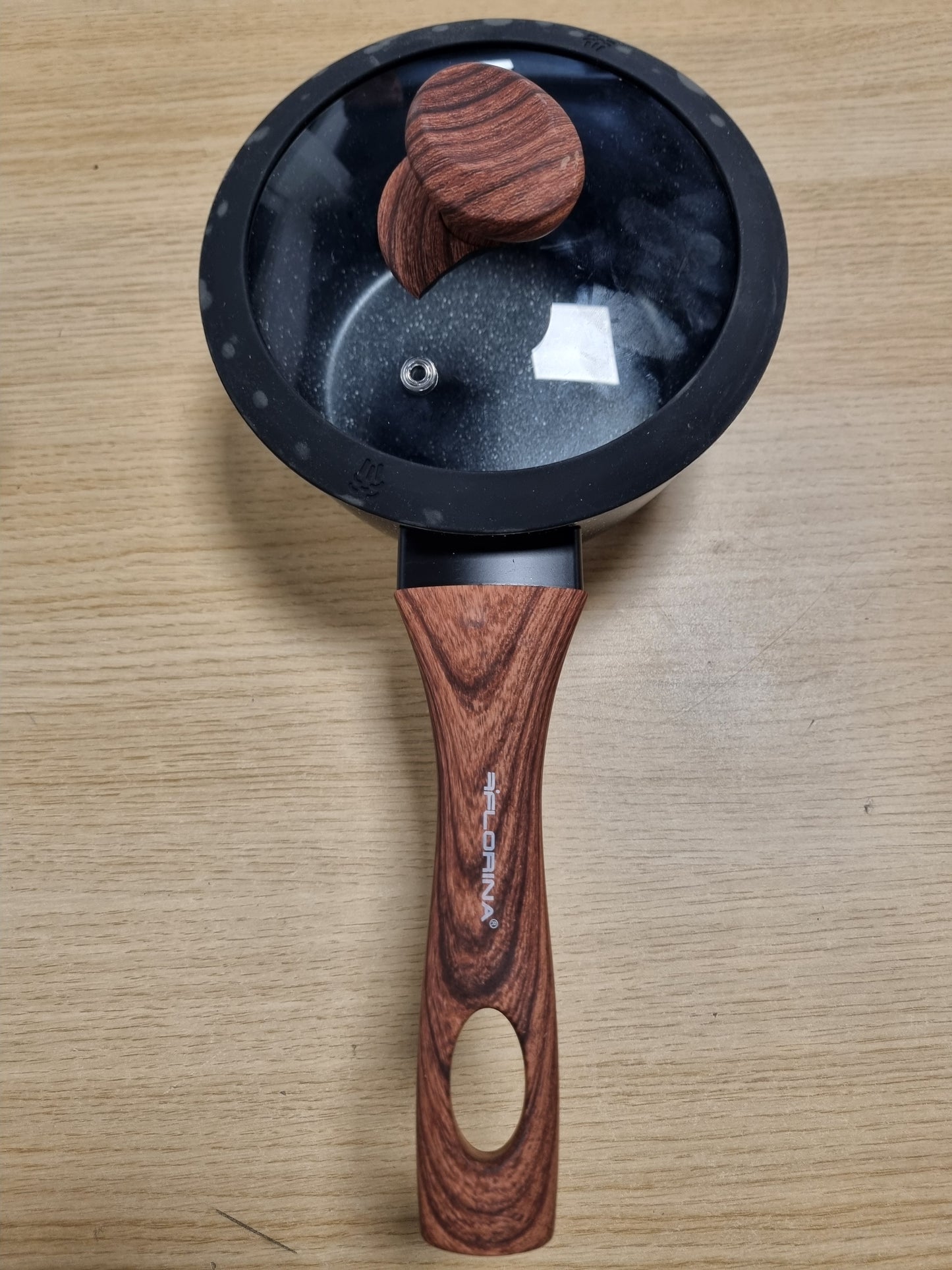 256695 - FLORINA MASTER BLACK Tavë Alumini 16 cm, 1L, Veshje Jo Ngjitëse, Dorezë Ergonomike, Kapak me Buzë Silikoni