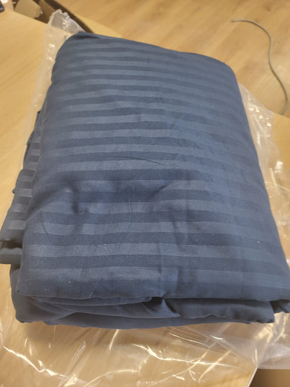 255943 - SET ÇARÇAFËSH Amazon Basics, 3 copë, Madhësi King, Mbulesë jorgani 240 x 260 cm, 2 Mbulesa jastëku 65 x 65 cm, Blu Marine me vija