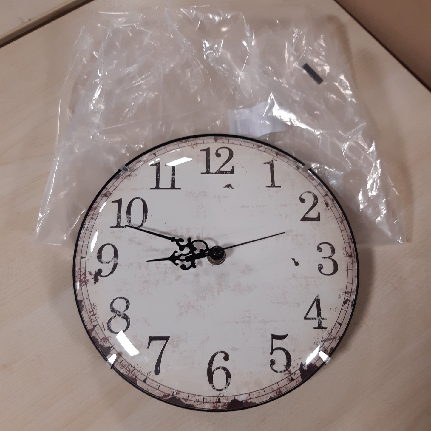 252176 - Orë muri kuarci, mekanizëm i heshtur, mbulesë qelqi në formë kupole, dizajn mbresëlënës, ekran me numra arabë, diametër: 20 cm