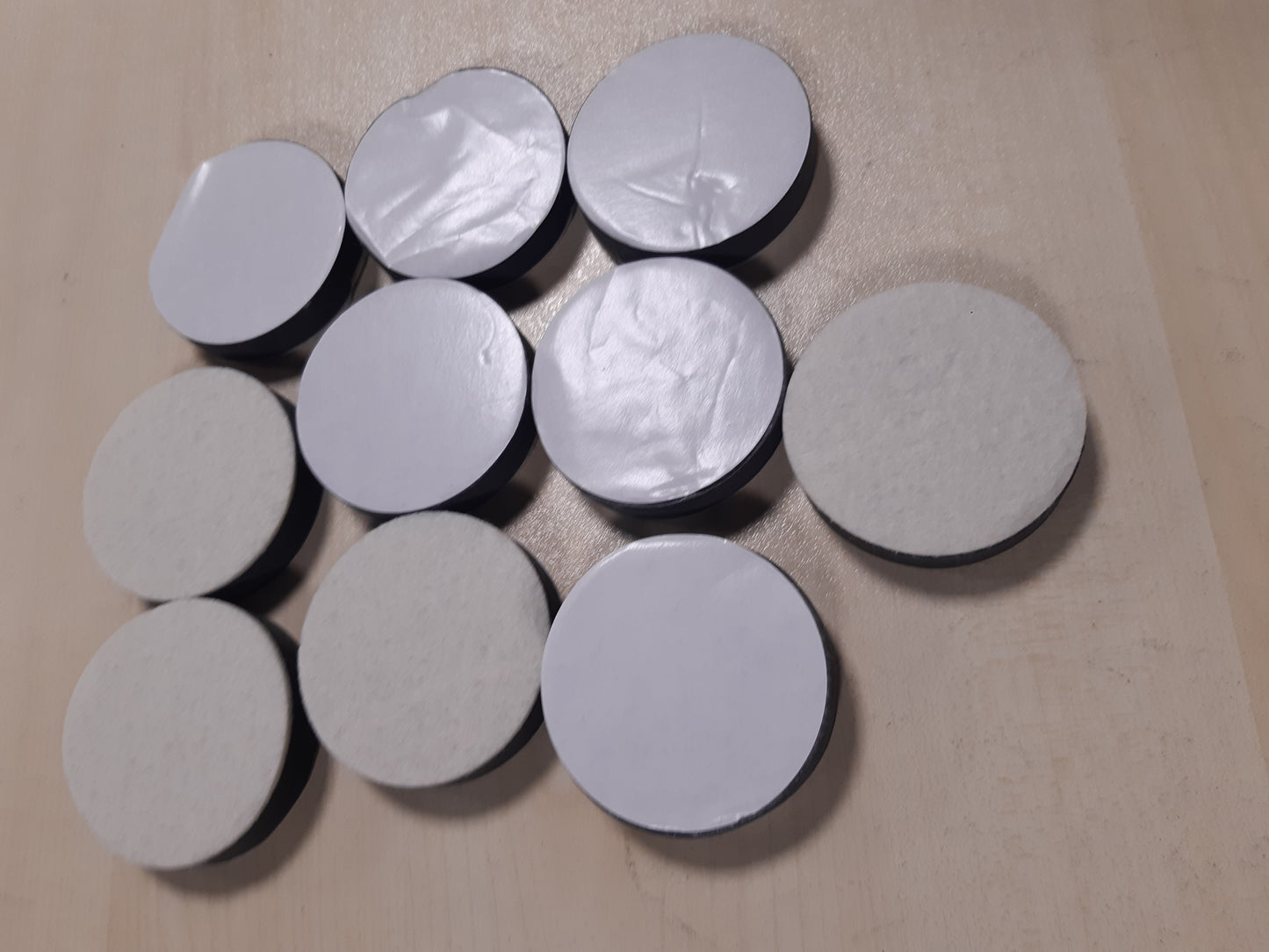238854 - 10 Ngritës Mobiljesh Vetëngjitës, 6 Këmbë të Rrumbullakëta 1.65 cm, Ndjerës të Trashë që Nuk Rrëshqiten, Përshtatshëm për Tavolina, Karrige, Divane, Shtretër