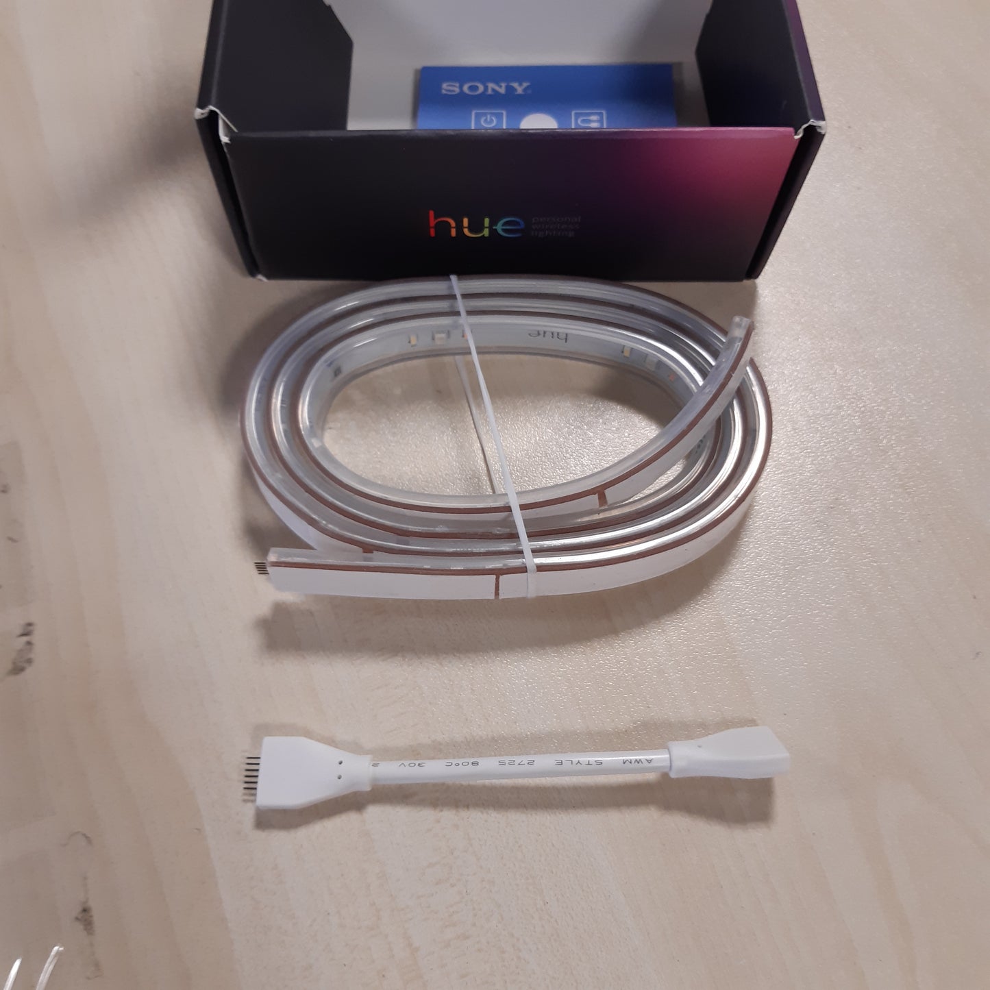 251819 - PHILIPS Hue White & Color Ambiance Lightstrip Plus Extension, 1 m, shirit LED i errësueshëm për sistemin Hue, 16 milionë ngjyra, kontroll inteligjent