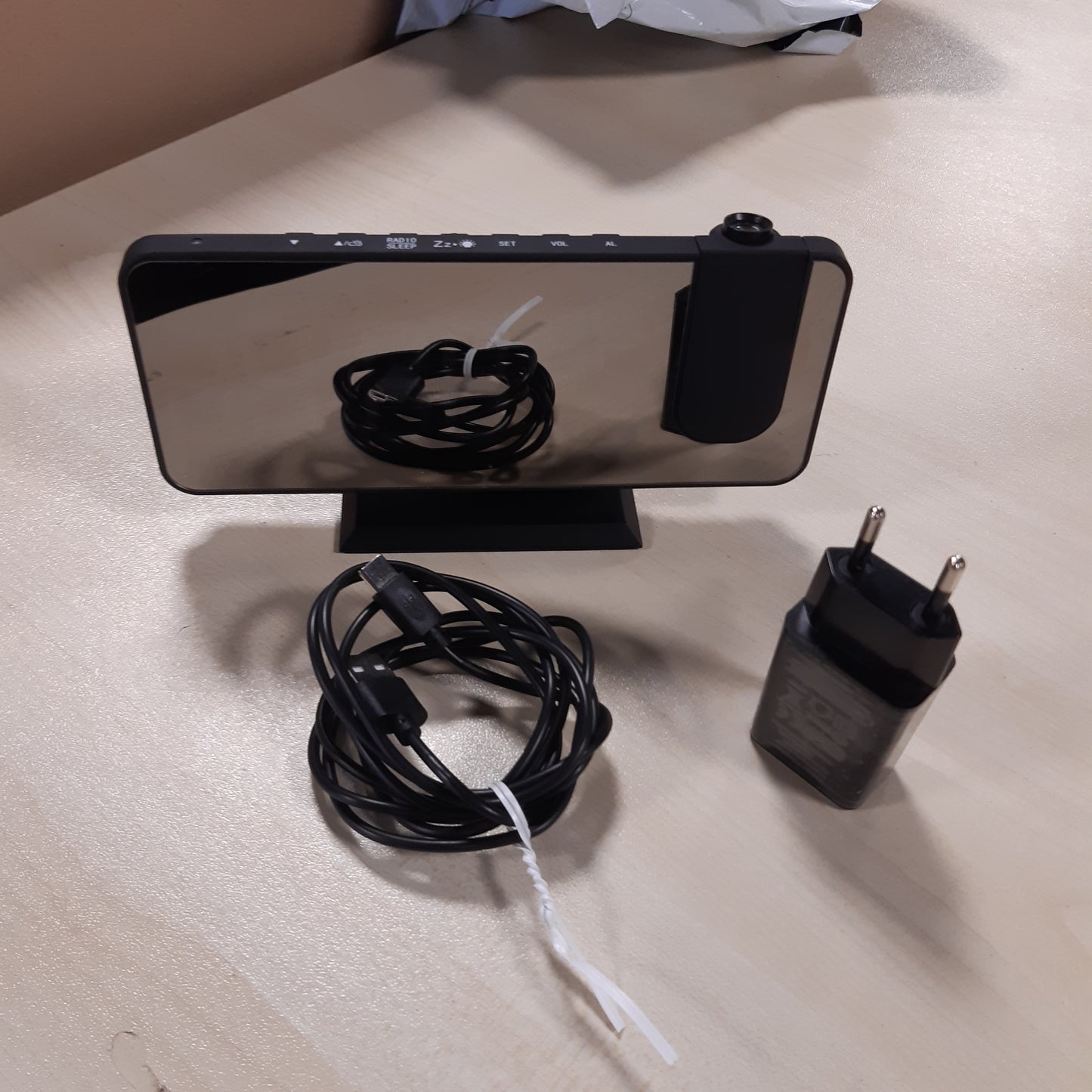 246245 - CSL Orë Alarmi Dixhitale me Radio - Orë Alarmi me Projektim, 7 Butona, 2 Alarme, Projektim dhe Dritë, Rregullues Drite për Makinë, 15 Memorie Radioje FM, Ekran Temperature dhe Lagështie