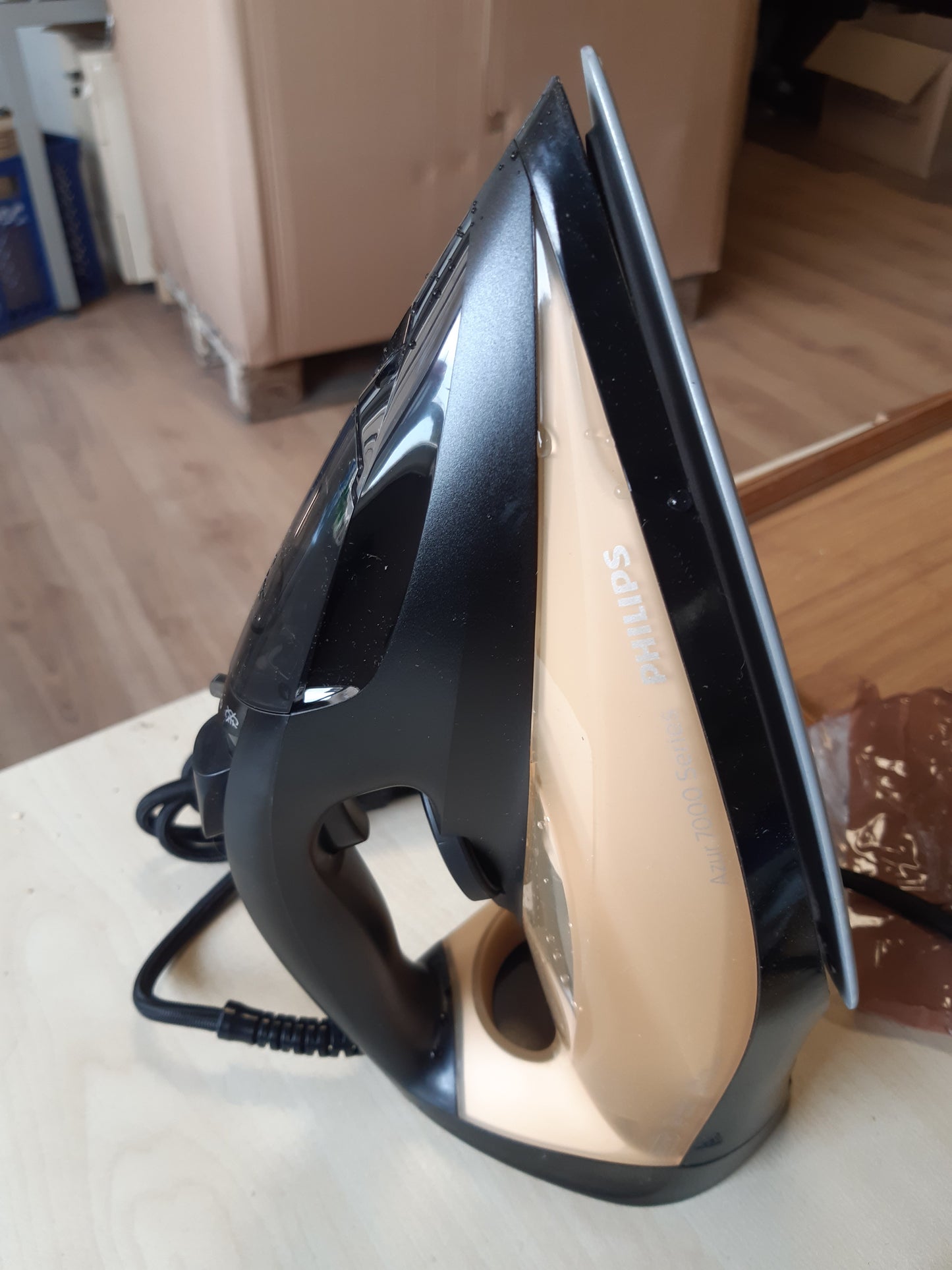 162165 - PHILIPS Azur Seria 7000 Hekur me Avull - 2800W, Avull i Vazhdueshëm 50g/min, Shtim Avulli 250g, Avull Vertikal, Pllakë SteamGlide Elite, Ngjyra E Zezë/E Artë (DST7040/80)