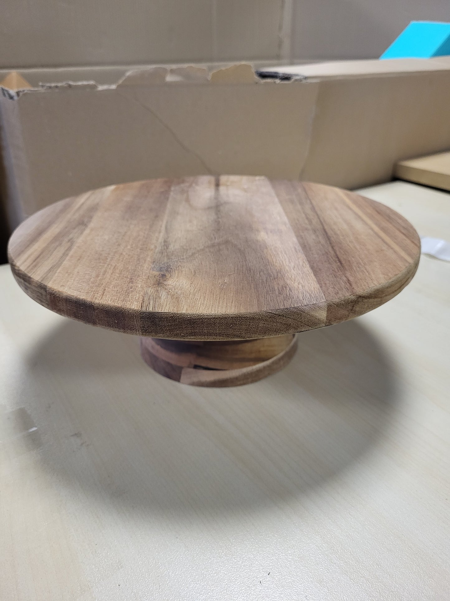 257717 - HOME DECO FACTORY Mbajtëse për Tortë prej Druri Akacie, Diametër 28 cm, Ngjyrë Kafe, Dizajn Elegant dhe Modern