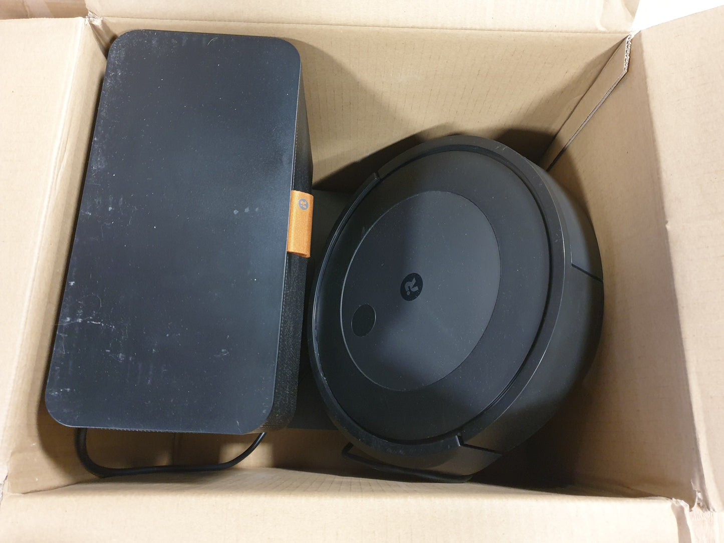 84016 - iROBOT Roomba® j7+ Fshëse Robotike me Korrent, me Lidhje Wi-Fi dhe Zbrazje Automatike të Papastërtive, Rrotulla Gome me Dy Sipërfaqe, Është Miqësore për Kafshët Shtëpiake, Mëson, Hartëzon dhe Përshtatet me Shtëpinë Tuaj