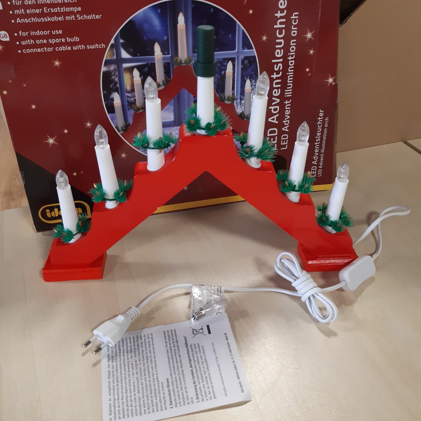 252406 - IDENA Mbajtëse qirinjsh LED prej druri të llakuar me ngjyrë të kuqe, 7 qirinj LED të bardhë të ngrohtë, Hark qirinjsh me llambë rezervë dhe çelës