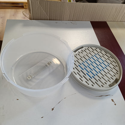 162792 - BRANQ HOME Enë Rrumbullakët për Tortë me Kapak të Lartë dhe Dorezë Praktike, Material Plastikë pa BPA (PP), Ngjyra Krem/Transparente, Dimensione 334 x 156 mm