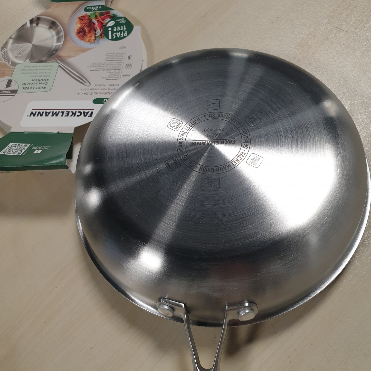 236757 - FACKELMANN Tigan Vita3 prej çeliku inox 24 cm, çelik inox i trefishtë me bazë difuzori të trefishtë, jo-ngjitës, pa PFA, i përshtatshëm për soba me induksion, gaz, qeramike dhe furrë, i sigurt për lavastovilje