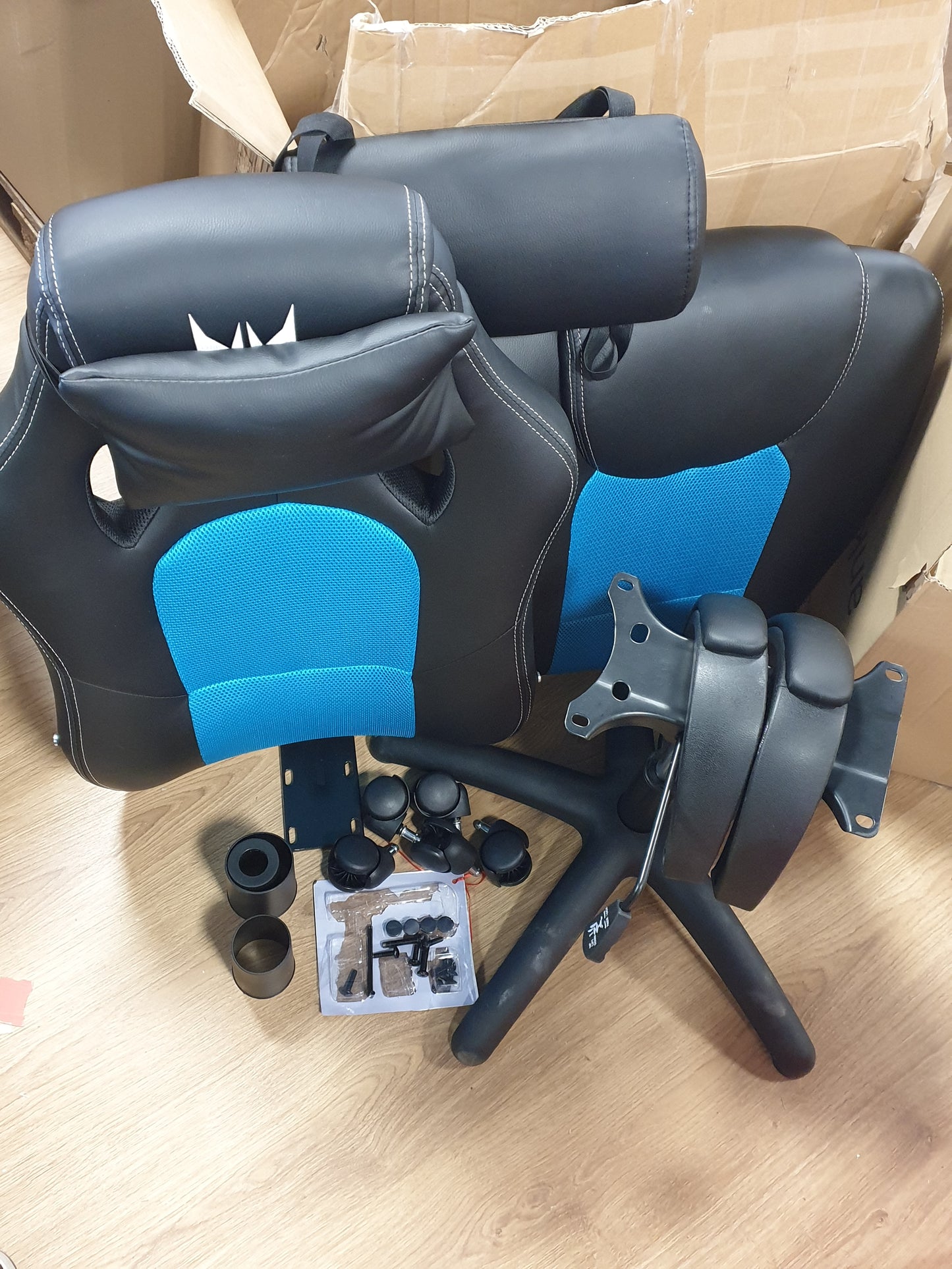 188642 - ACER PREDATOR Rift Lite Essential - Karrige Lojërash Ergonomike me Mbështetëse Krahësh të Rregullueshme dhe Jastëk Lundror, Madhësia 87 x 69 x 39 cm, Pesha 15 kg - Ngjyra e Zezë dhe Blu