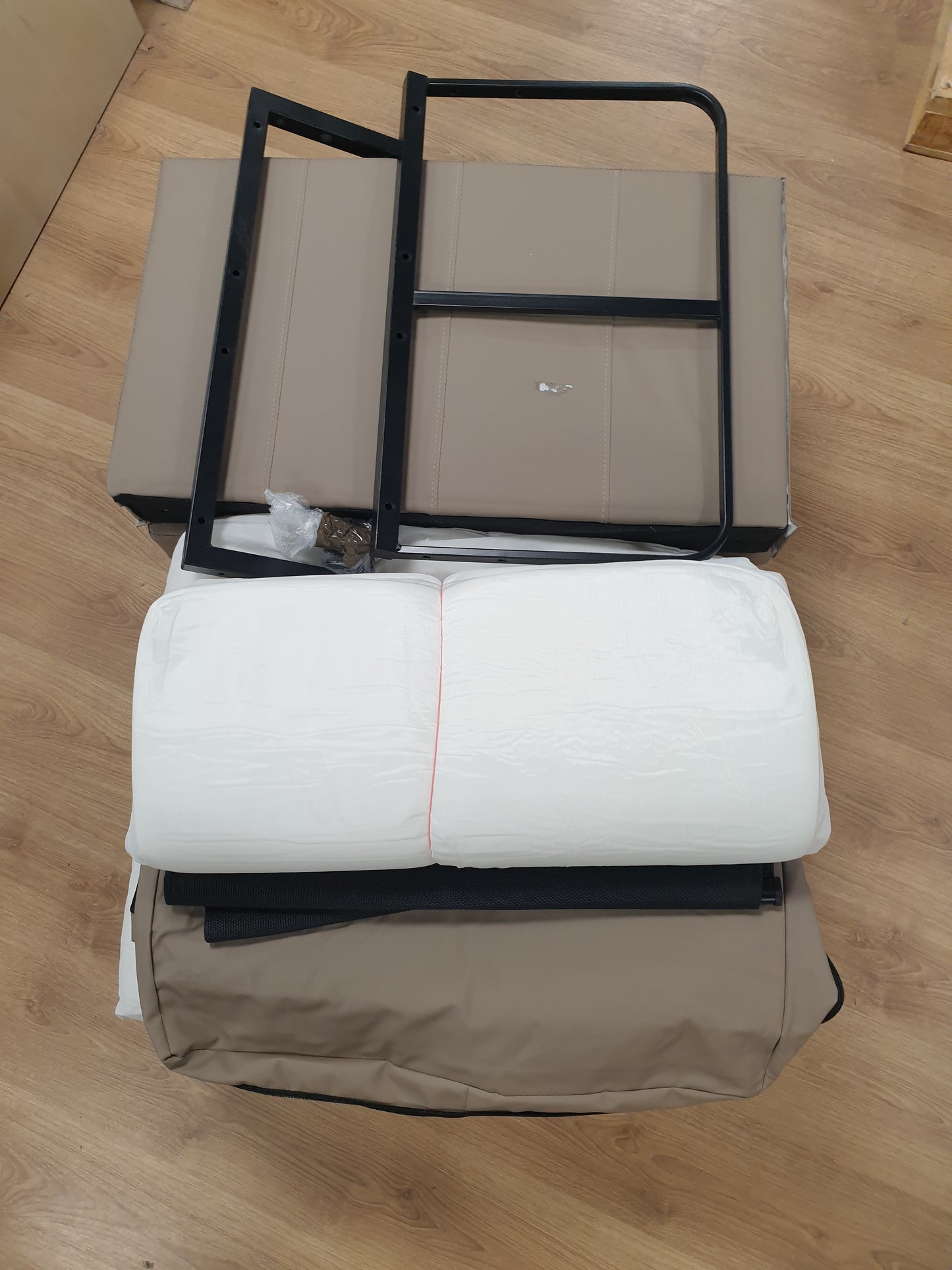 244458 - vidaXL Kolltuk Divan me Mbështetëse Këmbësh, Divan Tek me Mbështetëse Krahësh, Divan për Dhomë Ndenjeje, Lëkurë Artificiale Cappuccino