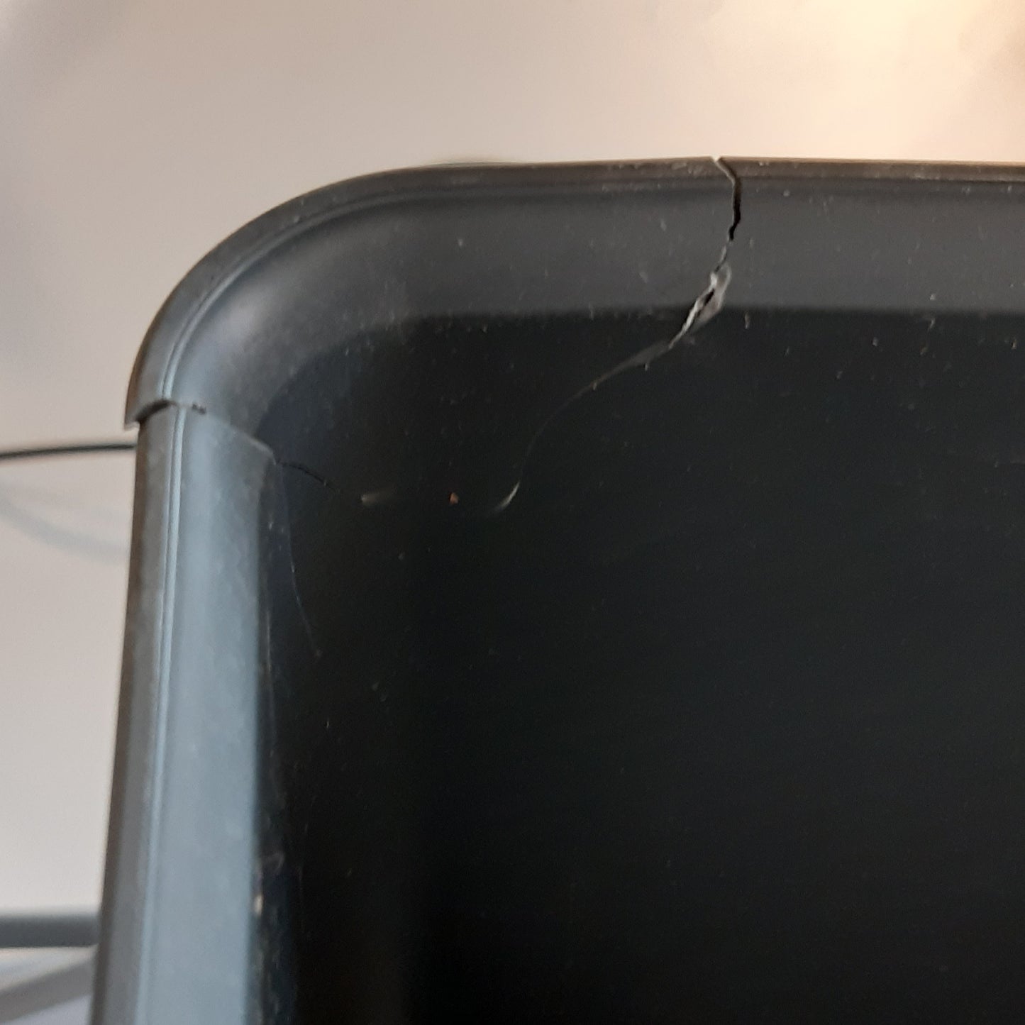 222699 - KOSH MBETURINASH ELLETIPI EASY 2.0 PBD SP SG34 I BËRË NGA PLASTIKË E RICIKLUAR, I PËRSHTATSHËM PËR ÇDO DHOMË, KAPACITET 18 LITRA, I KOMPLETUAR ME KAPAK. MONTIM I LEHTË NË ÇDO SIPËRFACË ME 4 VIDA VETË-SHPUESE.