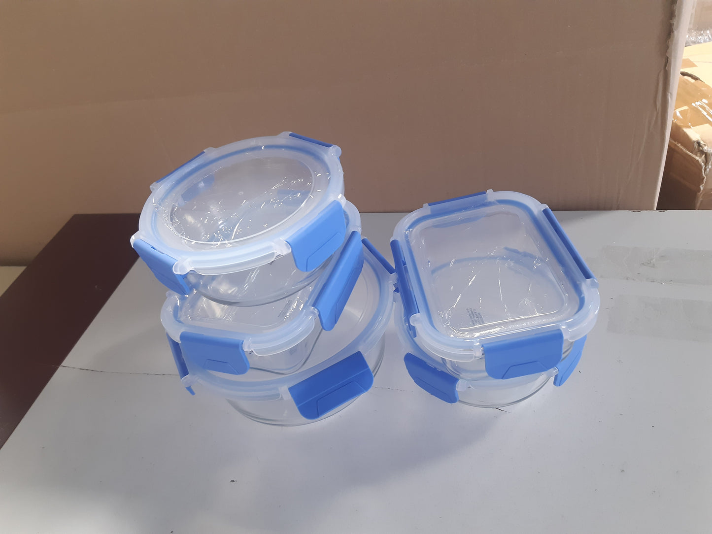 222343 - AMAZON BASICS Enë qelqi për ruajtjen e ushqimit, 14 copë, 7 enë dhe 7 kapakë, pa BPA, transparente me unazë silikoni blu
