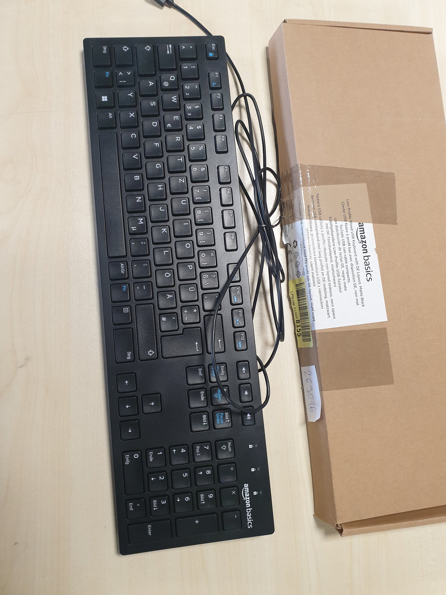 269016 - AMAZON BASICS Tastierë e sheshtë me kabllo USB, e zezë mat, paraqitje gjermane