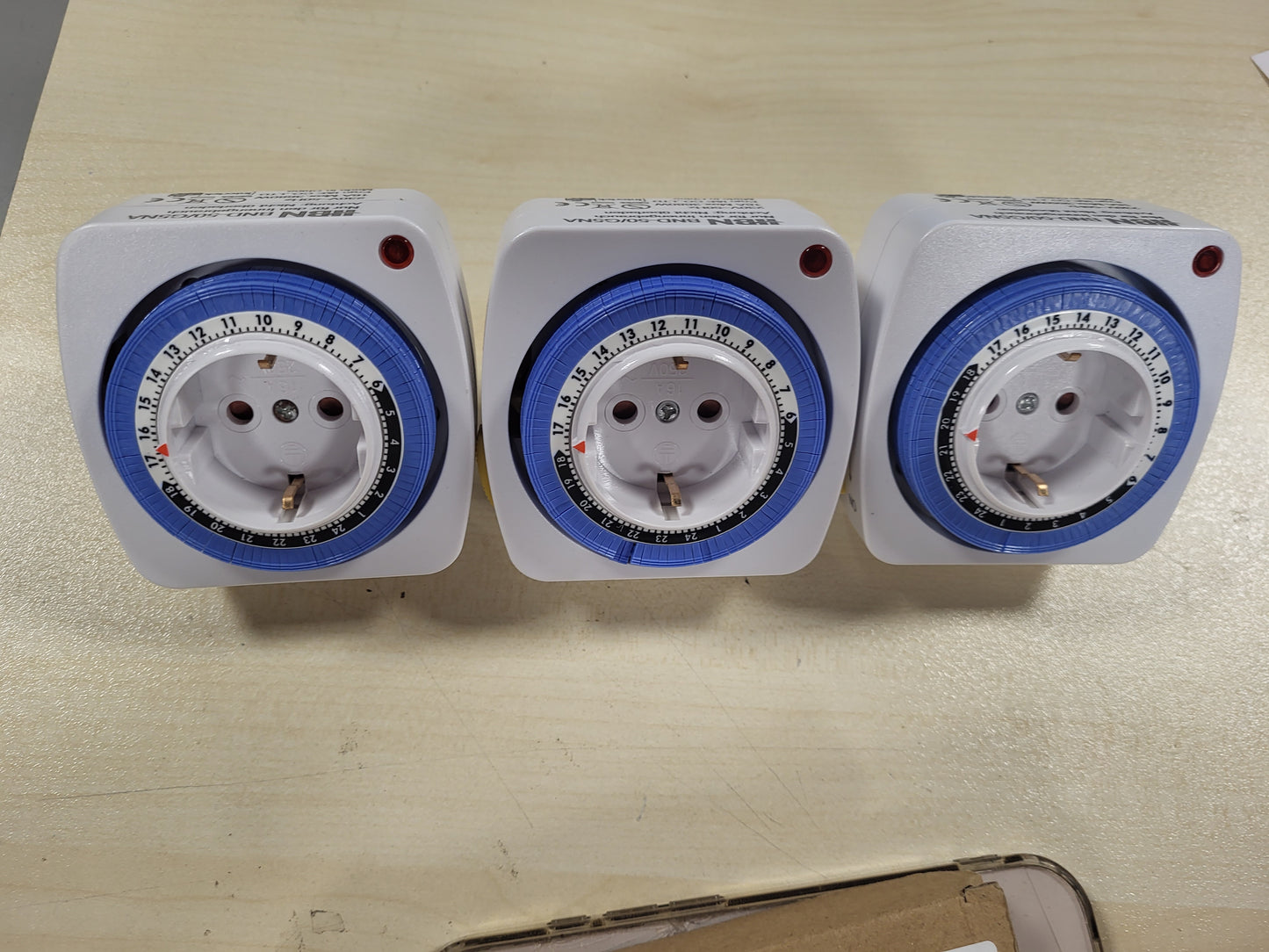 222533 - HBN Ndërprerës mekanik kohëmatësi 3X me 96 segmente analoge ndërrimi (15 minuta), prizë mini kohëmatësi 24 orë, 16A/3680W, funksion ndezjeje dhe fikjeje i vazhdueshëm/automatik