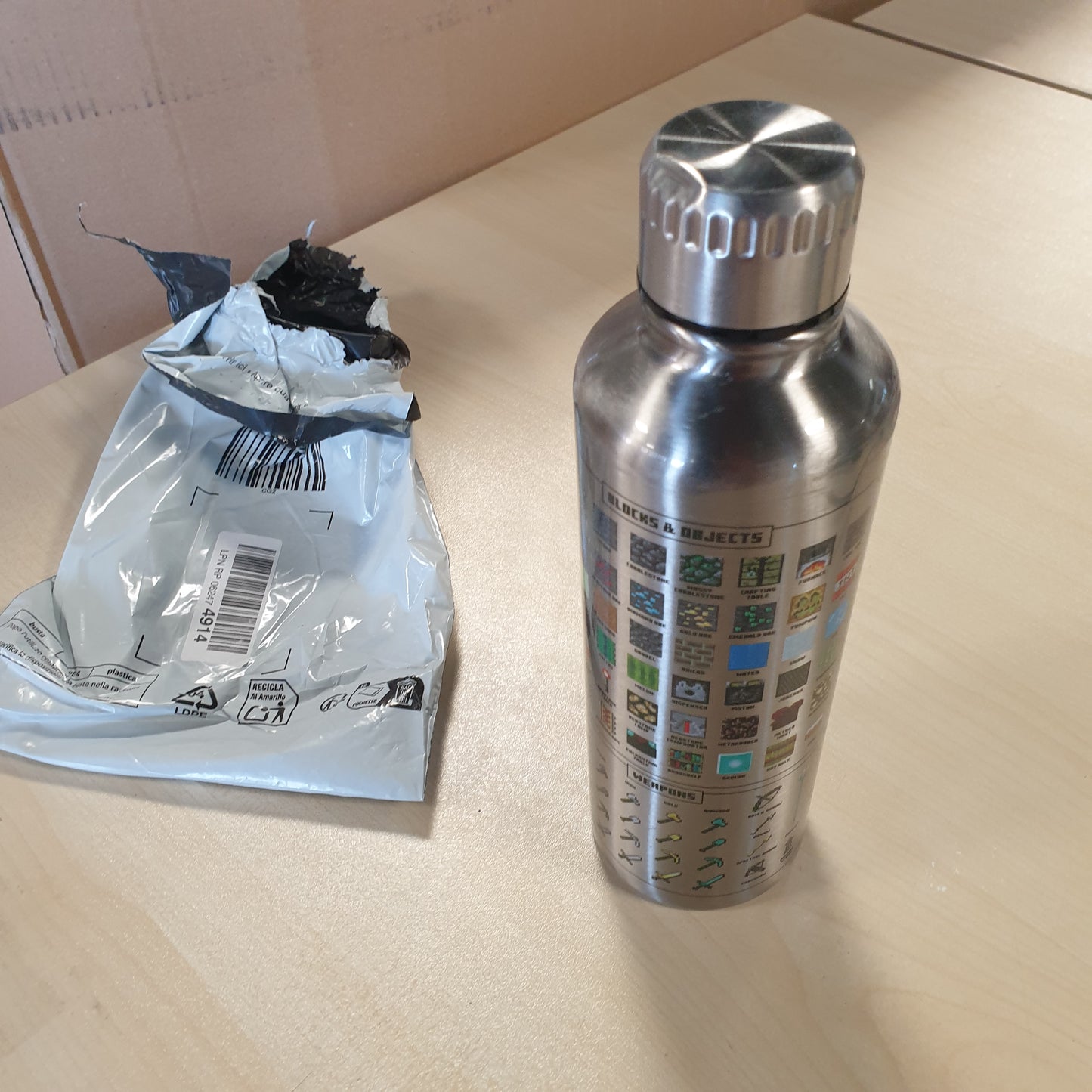 209460 - MINECRAFT Shishe Uji Metalike - E Licencuar Zyrtarisht, Për Pije të Nxehta dhe të Ftohta, E Papërshkueshme nga Rrjedhjet, me Artikuj në Lojë, Kapacitet 470ml