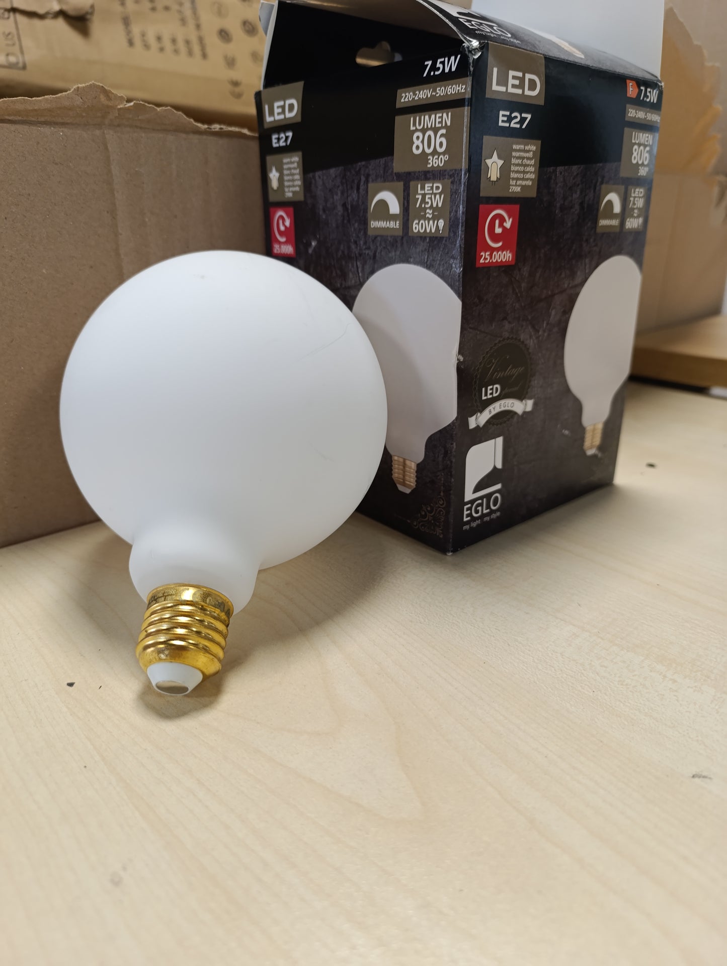 257222 - EGLO Llambë LED e errësueshme E27, sferë qelqi e errët, 7.5 vat (ekuivalente me 60 vat), 806 lumen, e bardhë e ngrohtë, 2700 Kelvin, e bardhë opale, G125, Ø 12.5 cm