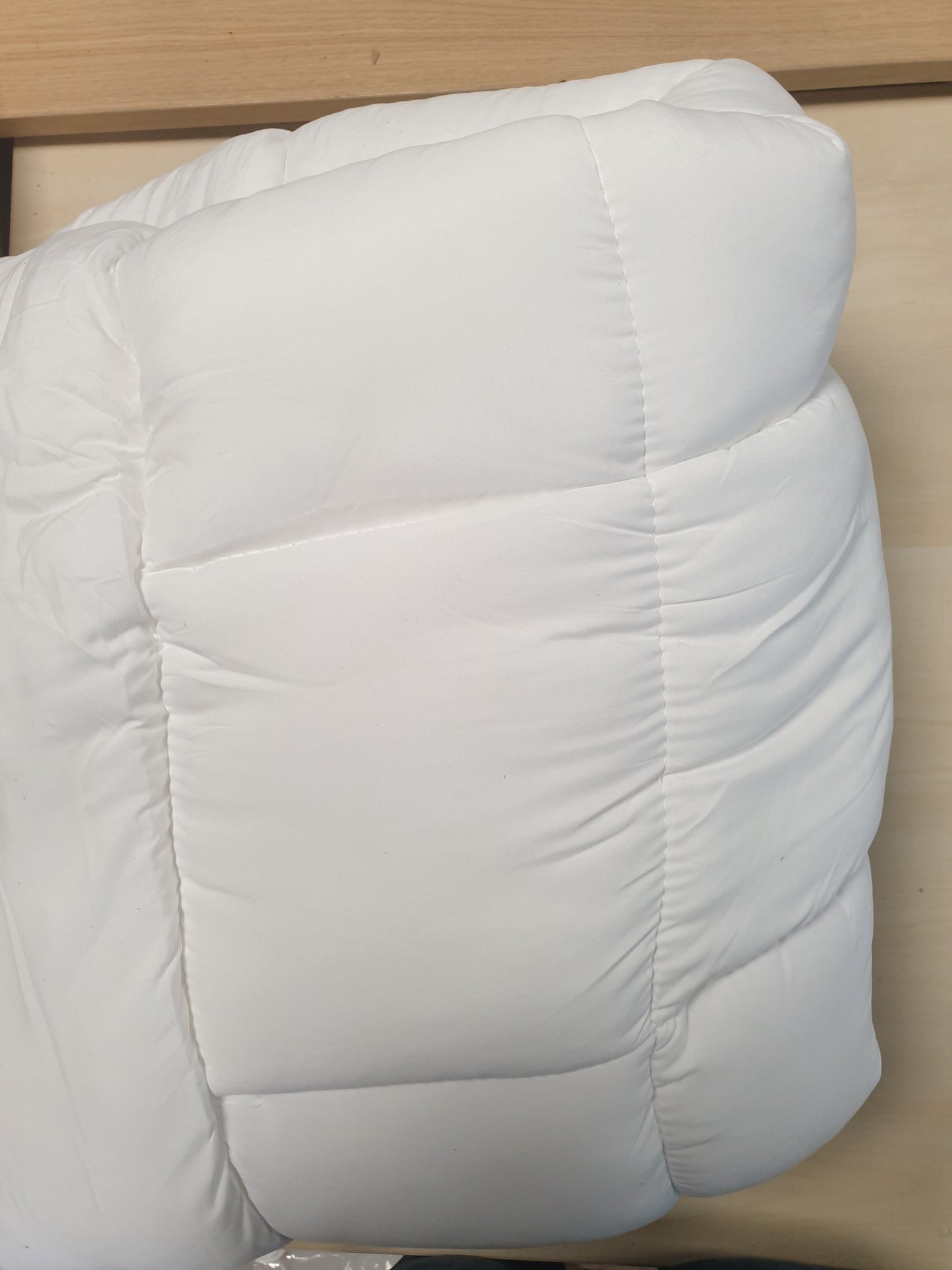 222293 - COZY AURA Mbulesë dysheku me një shtresë të qepur ultra të butë (90×190 cm), trashësi 10 cm, rripa elastikë, mikrofibër hipoalergjike dhe e frymëmarrshme