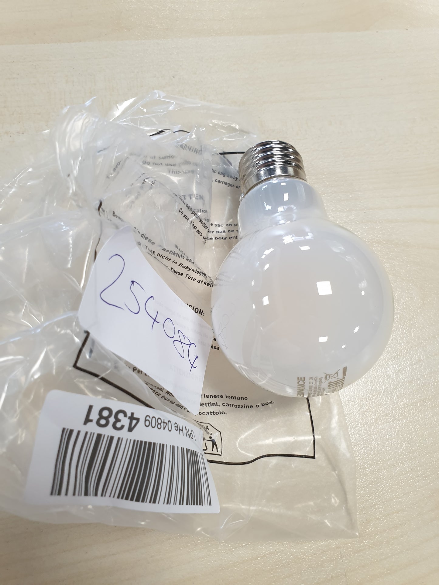 254084 - LEDVANCE Llampa LED Smart me Teknologji WiFi, Bazë E27, Errët, Ngjyrë e Rregullueshme e Dritës (2700-6500K), Zëvendëson Llambat Inkandeshente 60W, Pako me 1