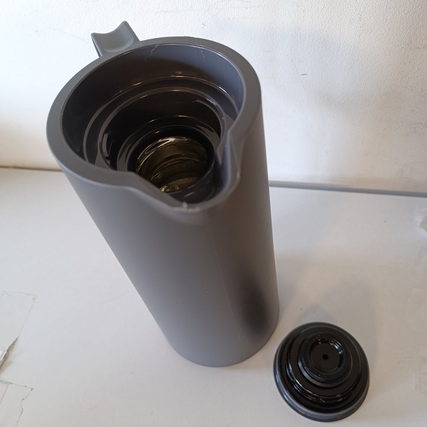 223805 - EMSA Motiva Termos Flask 1L, Flask i Izoluar me Mbyllje të Shpejtë, Mban Pijet të Nxehta për 12 Orë, të Ftohta për 24 Orë, Mbulesë Qelqi, Prodhuar në Gjermani, Antracit, N41701