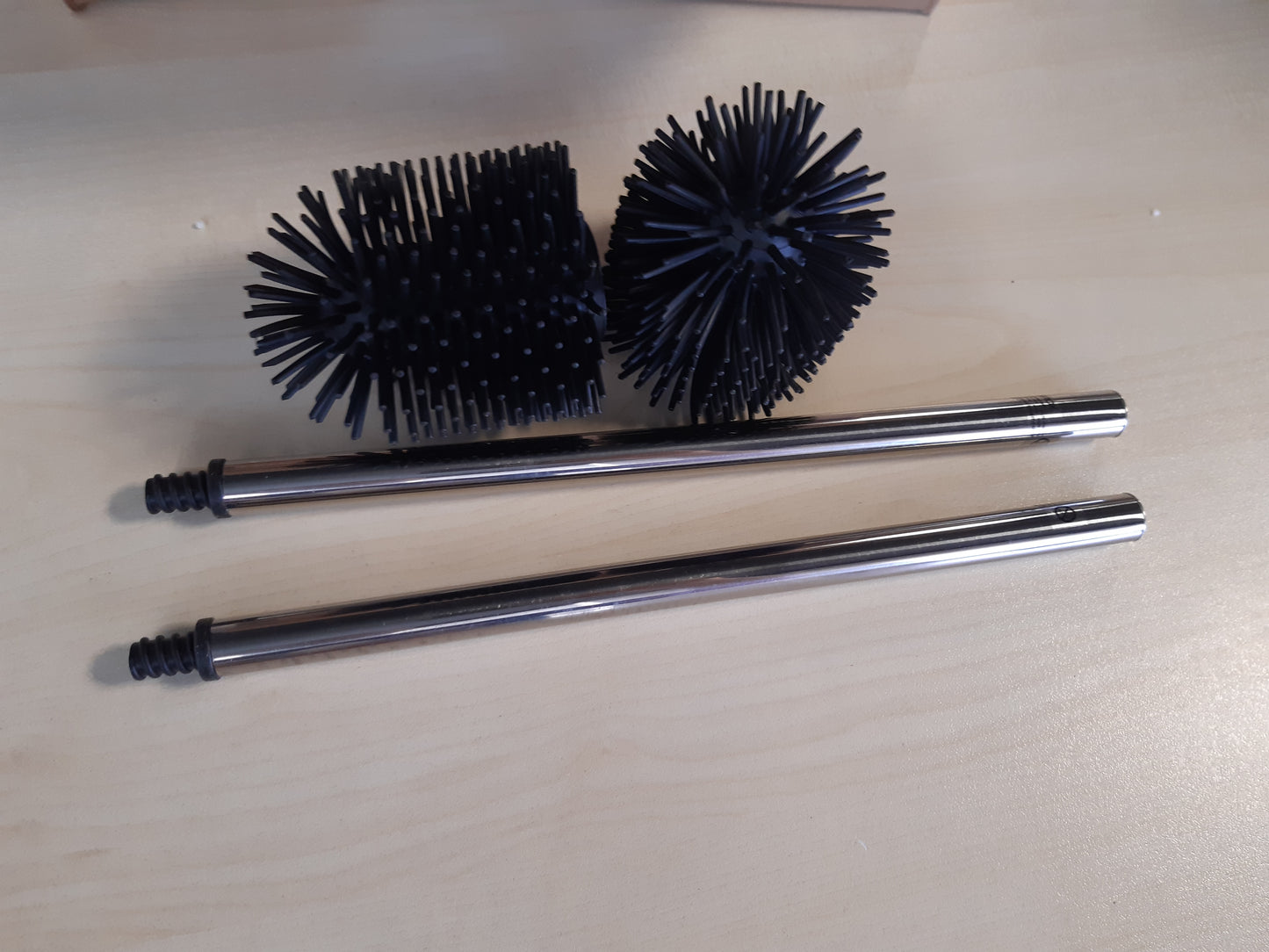 238615 - NIROX Furça tualeti prej silikoni me 2 copë, të zeza - diametër 7.7 cm - dorezë çeliku inox - dizajn elegant dhe të sofistikuar - koka furçash të lëvizshme