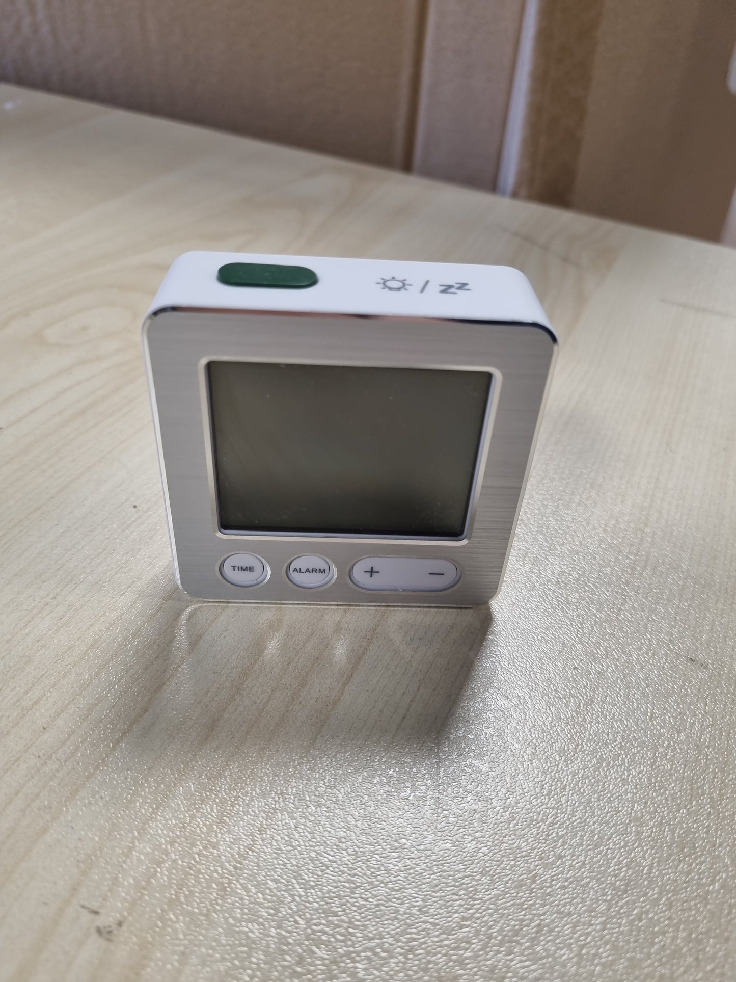 202090 - TFA DOSTMANN Orë Alarmi Dixhitale 60.2545.54, me Radio të Kontrolluar dhe Zona Kohore të Rregullueshme, Alarm Mëngjesi me Ekran Temperature, Ngjyra e Bardhë/Argjendtë