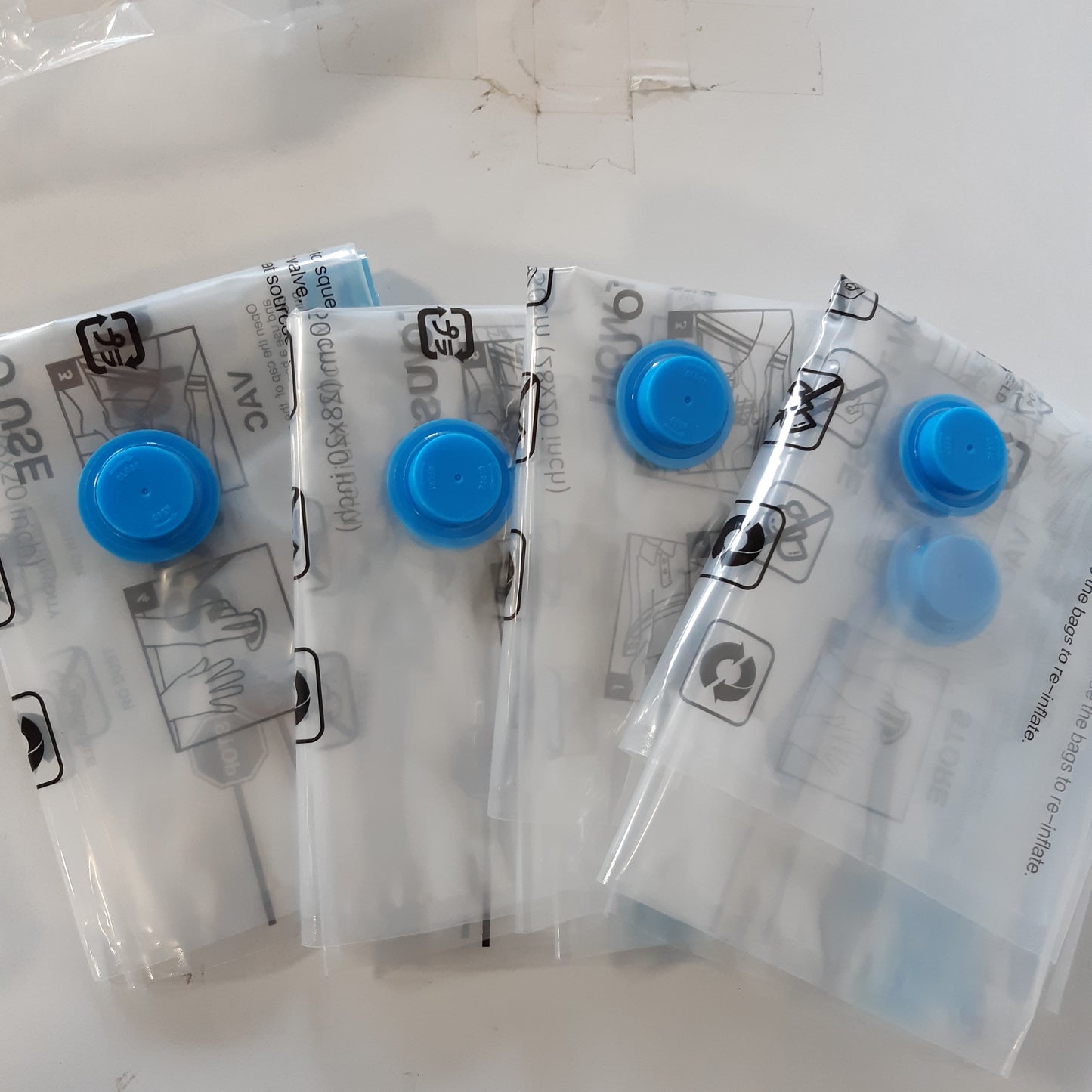247936 - AMAZON BASICS Qese me vakum për rroba me valvul hermetik dhe pompë dore - Madhësi mesatare, pako me 5 copë, me zinxhir, transparente