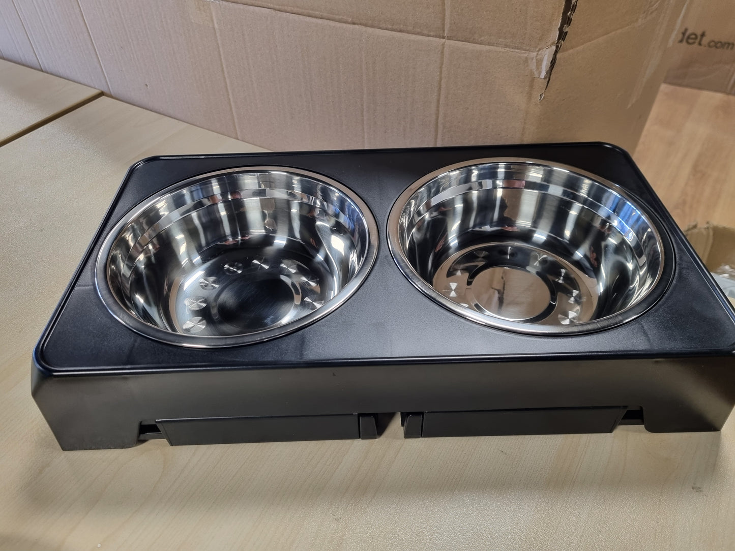 200123 - AMAZON BASICS Mbajtëse e Ngritur për Tas Qensh me Lartësi të Rregullueshme, Tasa Çeliku Inox, Jo-rrëshqitëse, Ushqyes për Kafshë Shtëpiake, Madhësia 44 x 24 x 30.5 cm, Ngjyra e Zezë