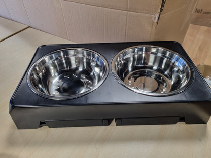 200123 - AMAZON BASICS Mbajtëse e Ngritur për Tas Qensh me Lartësi të Rregullueshme, Tasa Çeliku Inox, Jo-rrëshqitëse, Ushqyes për Kafshë Shtëpiake, Madhësia 44 x 24 x 30.5 cm, Ngjyra e Zezë