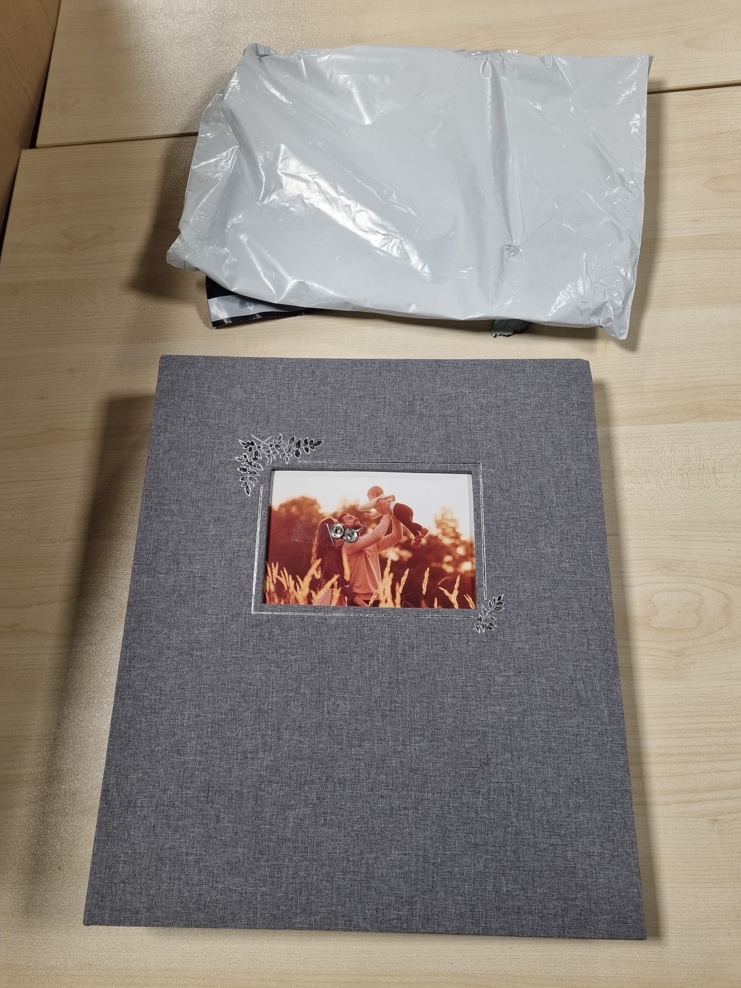 241761 - LANPN - Album Fotosh 11.5x15 cm, kapacitet 600 foto, me pëlhurë liri, xhep (gri)