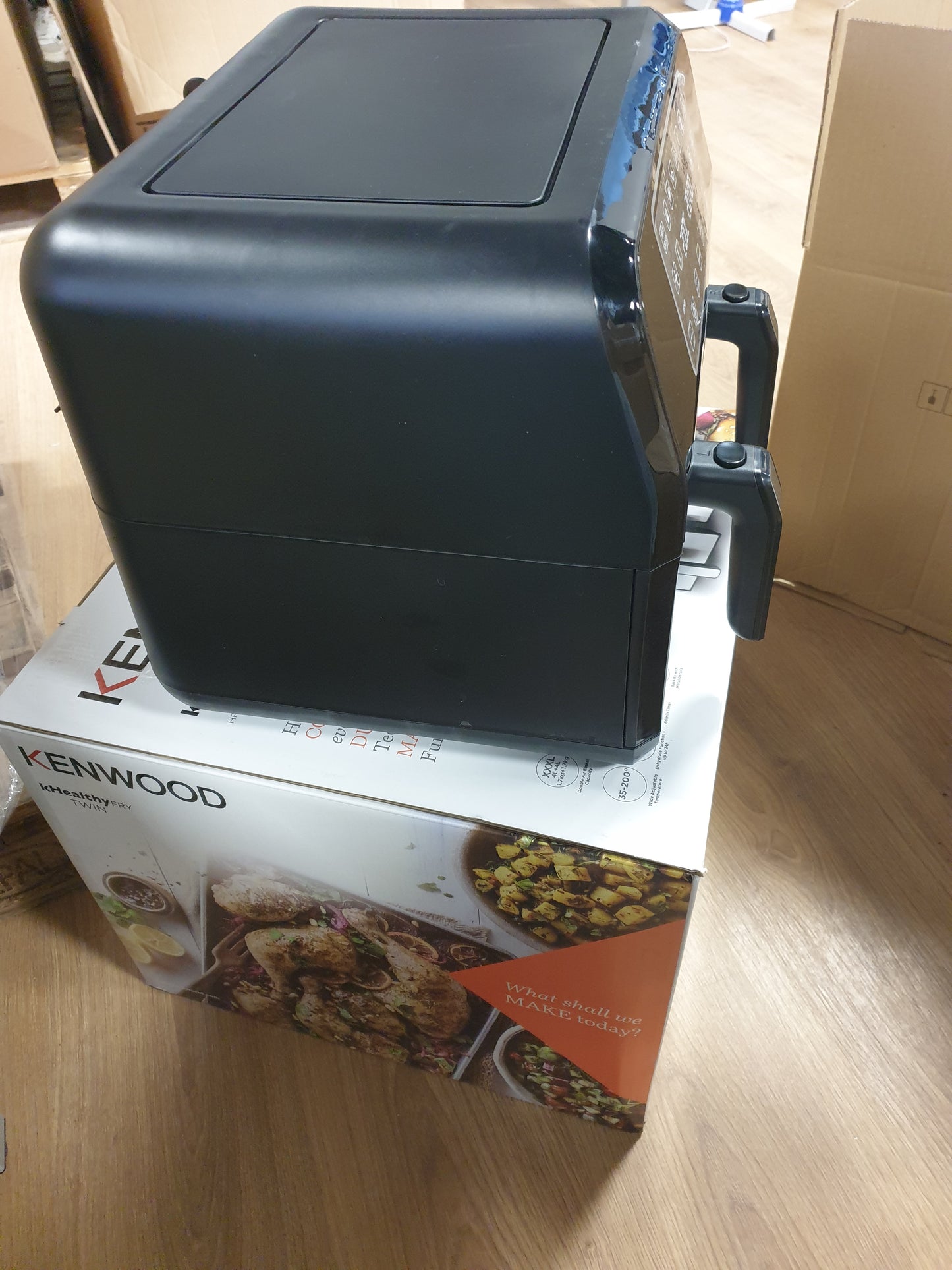 83228 - KENWOOD Fritezë e Ajrit, Dual Cook & Sync, 8 l (2 x 4 l), dy dhoma, 8 programe, ekran me prekje, jo ngjitës, deri në 200°, kohëmatës deri në 60 minuta, funksion tharjeje 24-orësh