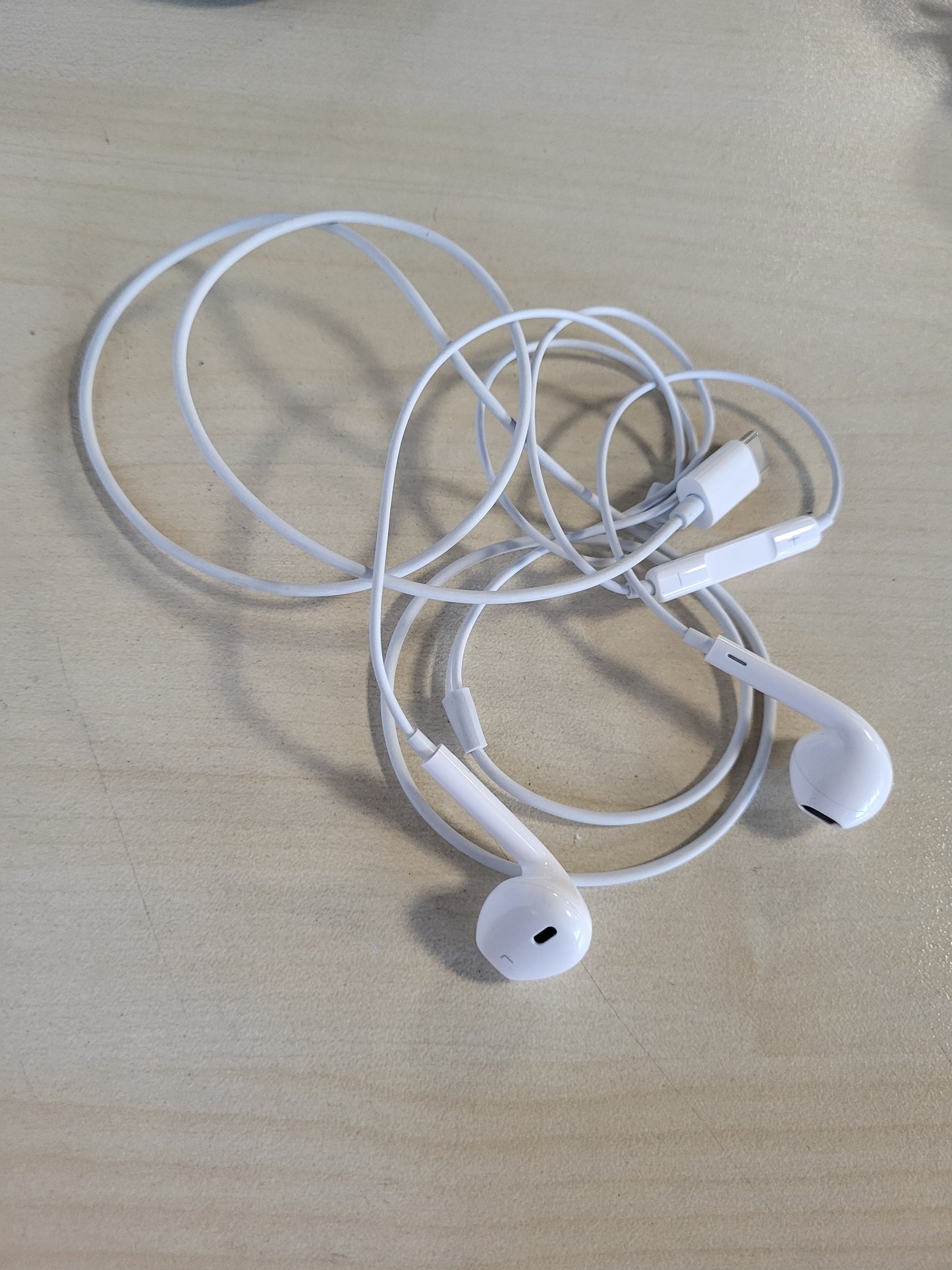 268929 - APPLE KUFJE (USB-C), PESHË: 0.5 KG, MATERIAL: PLASTIK, FREKUENCË: 20HZ-20KHZ