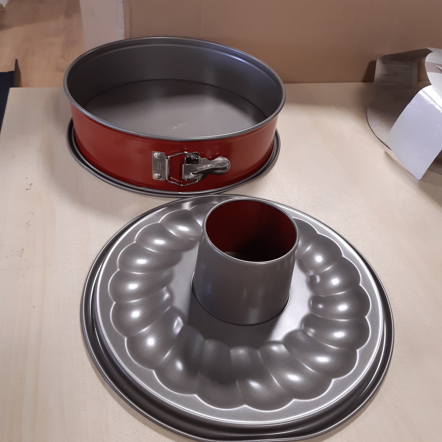 251954 - TEFAL DELIBAKE SAVARIN FORMË ME SUSTË, 27 cm, Çelik i Kuq Karboni