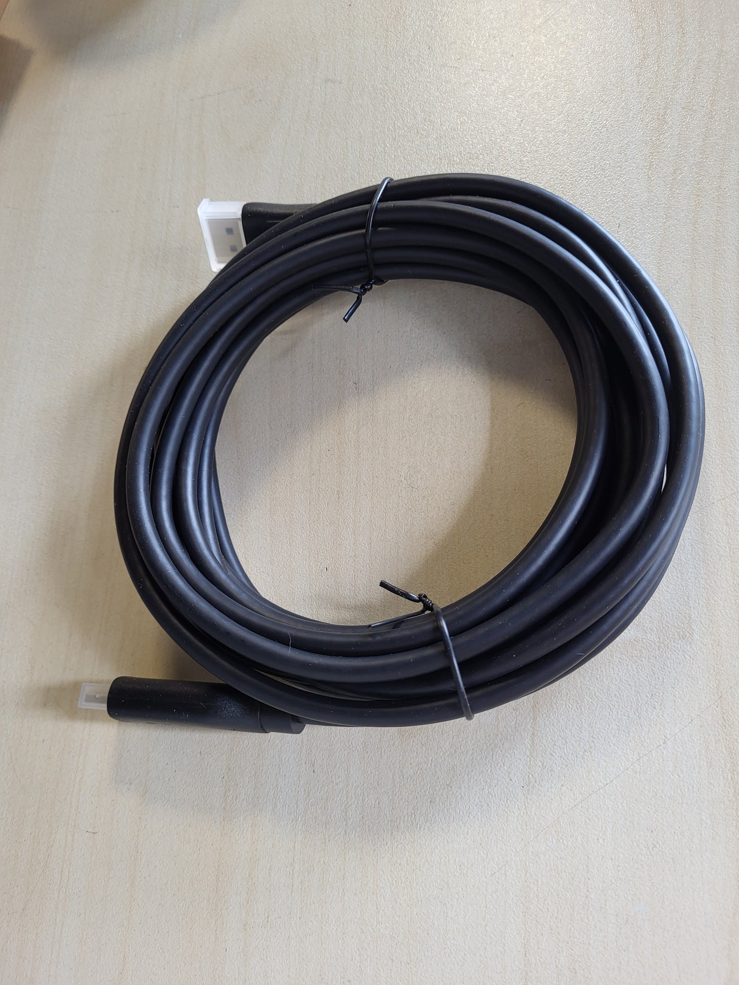 269050 - KABLLO AMAZONBASICS DisplayPort në HDMI, 4.5 m, lidhës të veshur me ar, e zezë