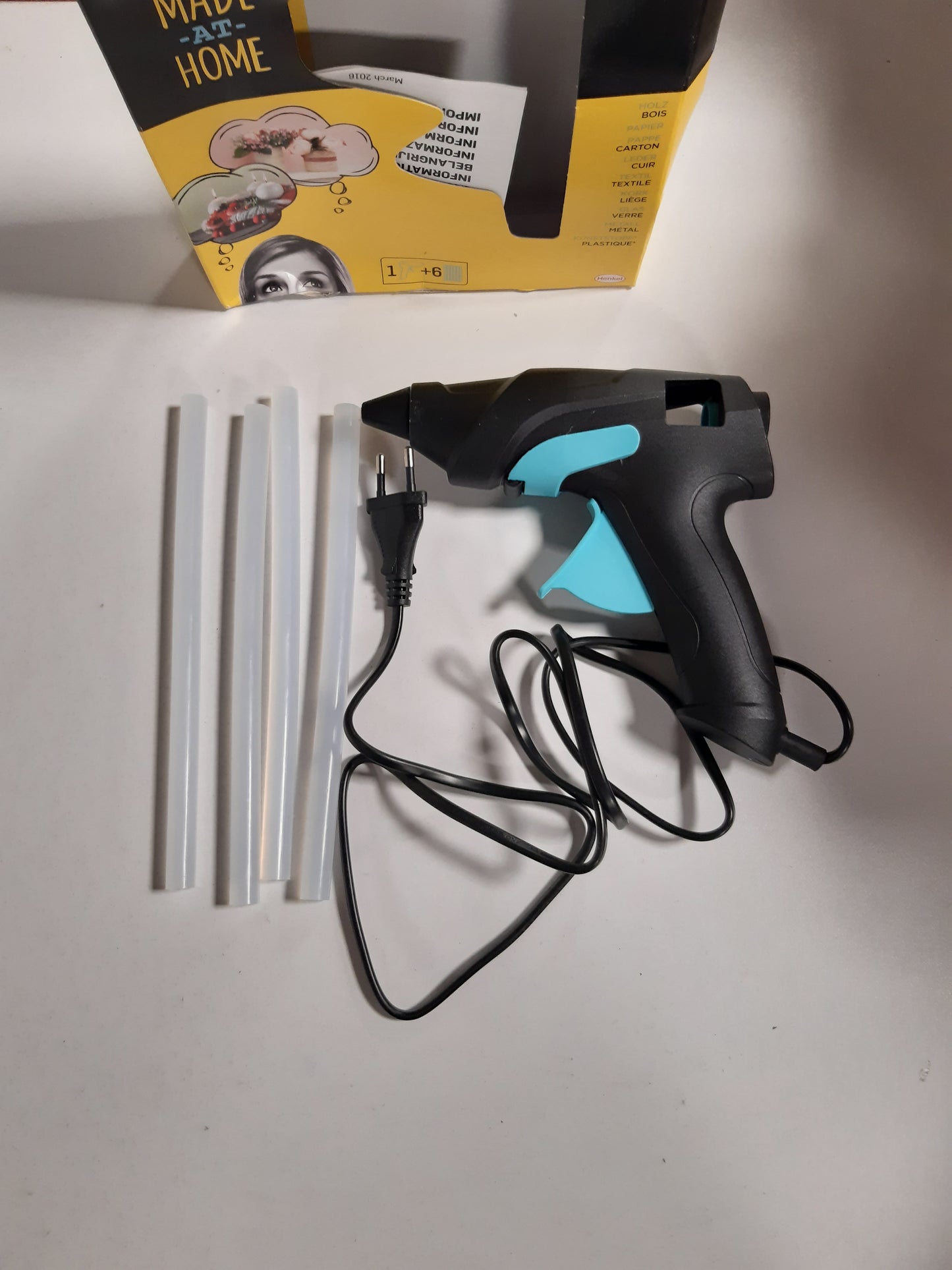 165025 - PATTEX - Pistoletë Ngjitëse Shtëpiake, Seti Përfshin 1 Pistoletë dhe 6 Shkopinj Ngjitës të Shkrirë me Nxehtësi, Diametri 11mm