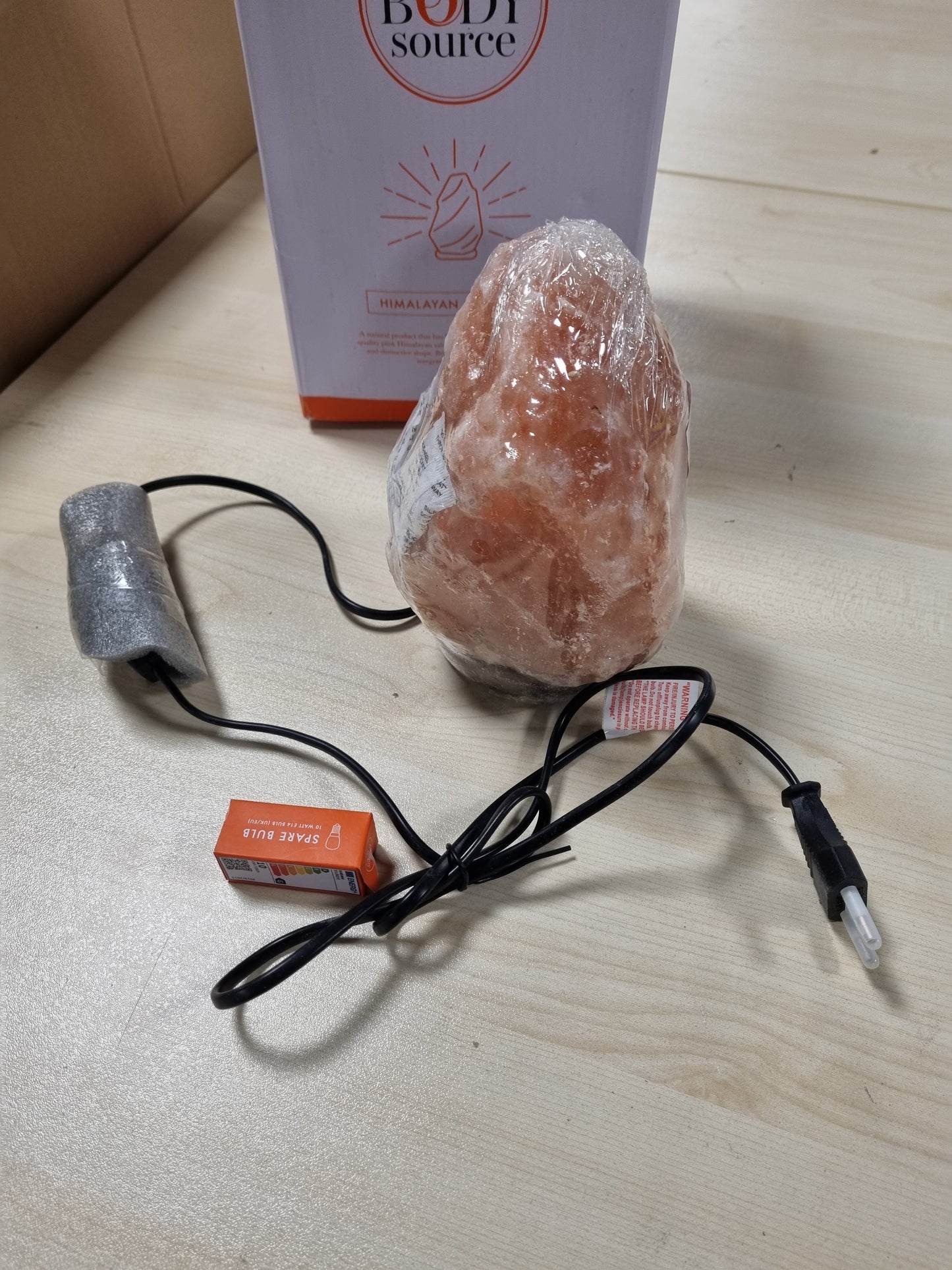252011 - BODY SOURCE Llamba e Kripës Himalayan, 2-3 kg, 10W, me çelës ndriçimi, stendë druri