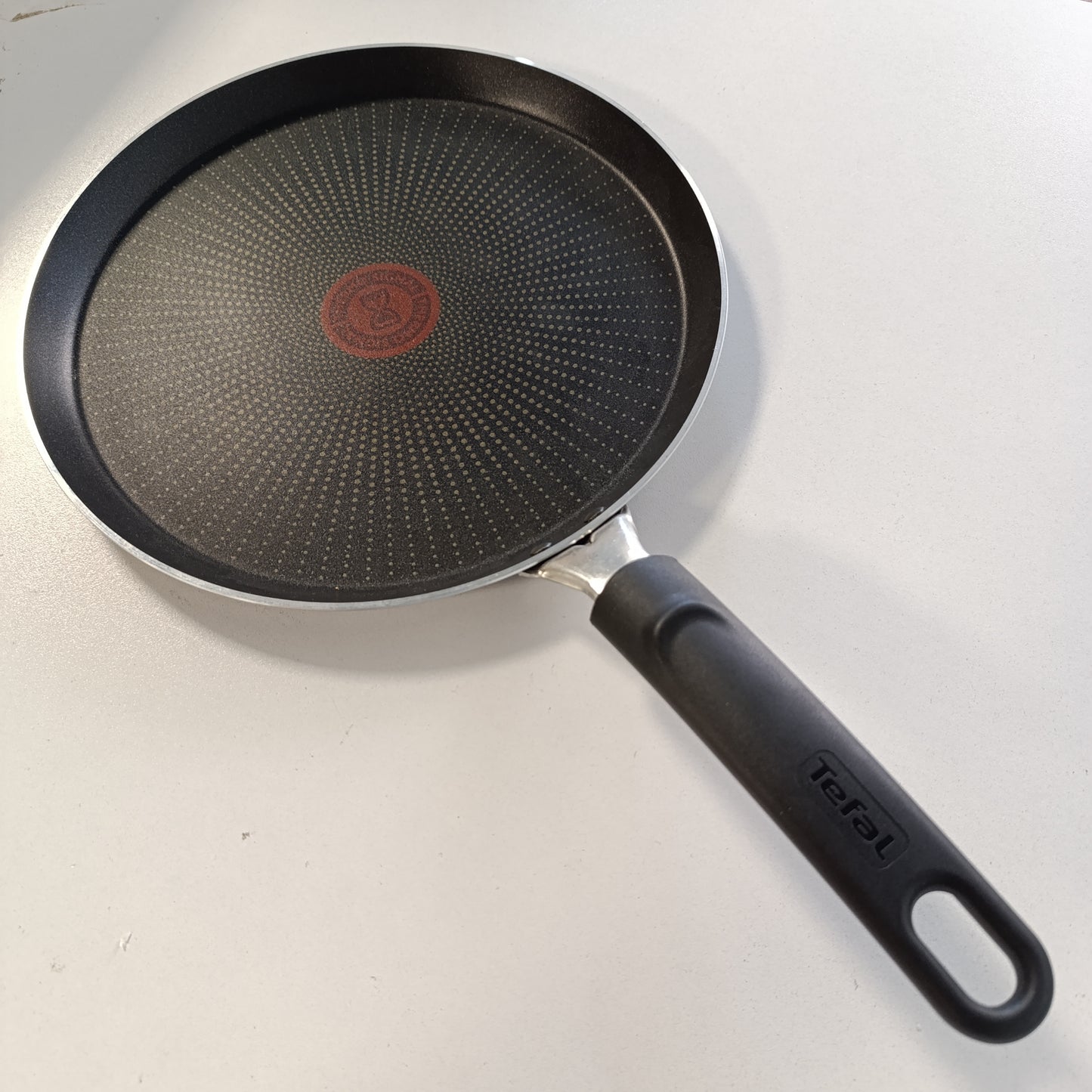 183801 - TEFAL Tigan Resist prej Aluminiumi, i Zi, madhësia 25cm
