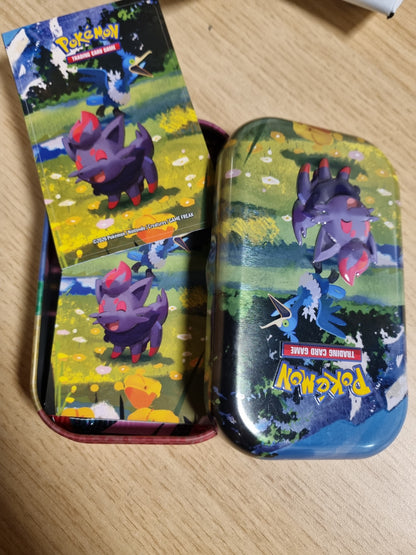 141607 - Pokémon: Mega Evolution Mini Box – Transcendent Heroes – Zorua dhe Nigosier (1 faqe me sticker, 1 kartë arti dhe 2 paketa booster)