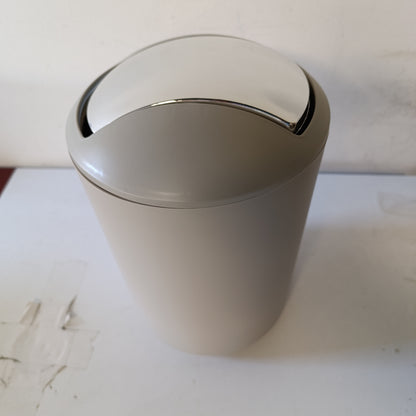 214721 - WENKO Kosh kozmetik, modeli Brasil L, 6.5 litra me kapak lëkundës, plastikë e pathyeshme