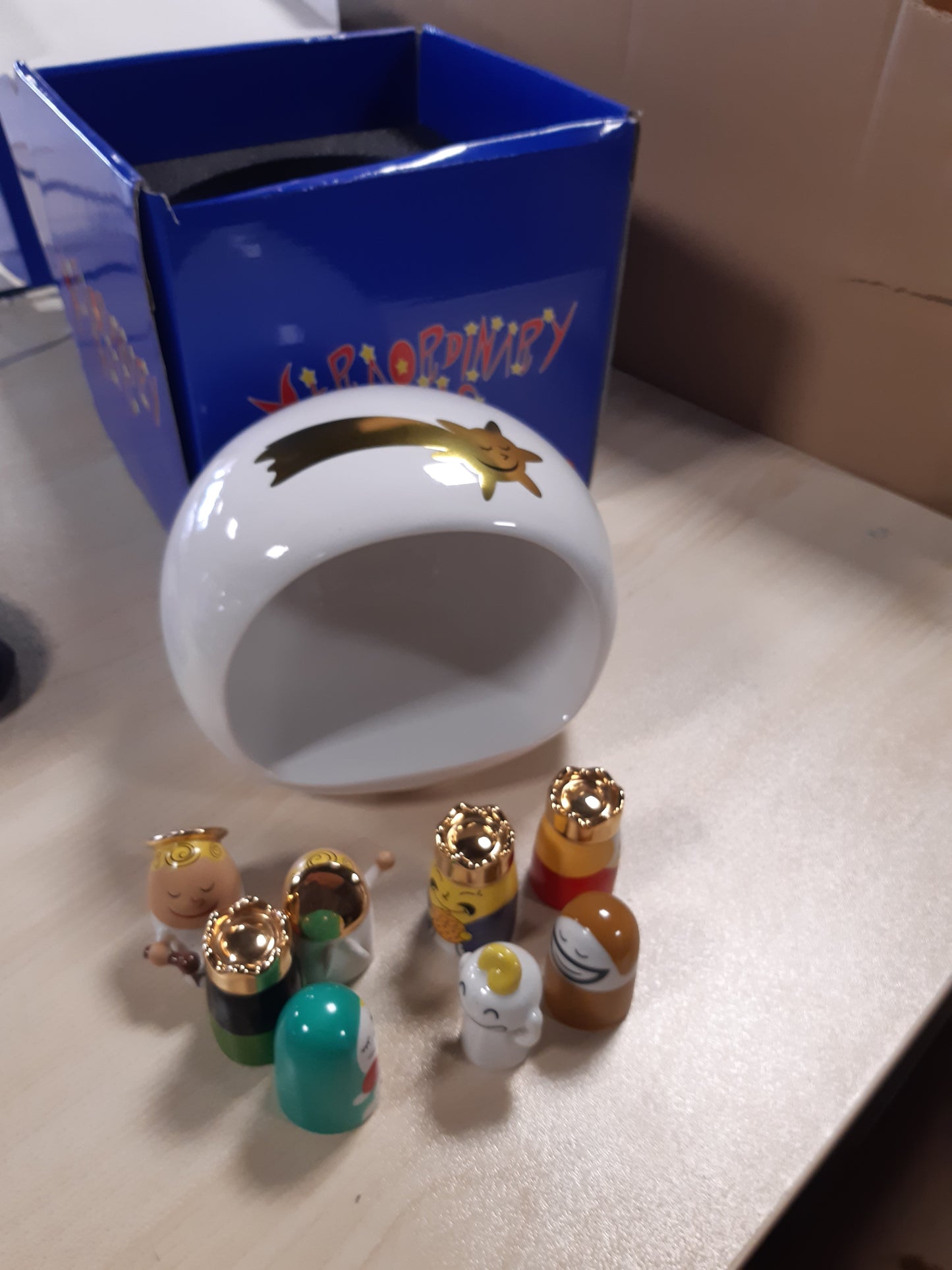 157050 - ALESSI AMGI10SET - Set Skena Lindjeje me Figurina Porcelani, Dekoruar me Dorë, 10 copë, Shumëngjyrëshe, Masat 20.00 x 22.00 x 19.00 cm