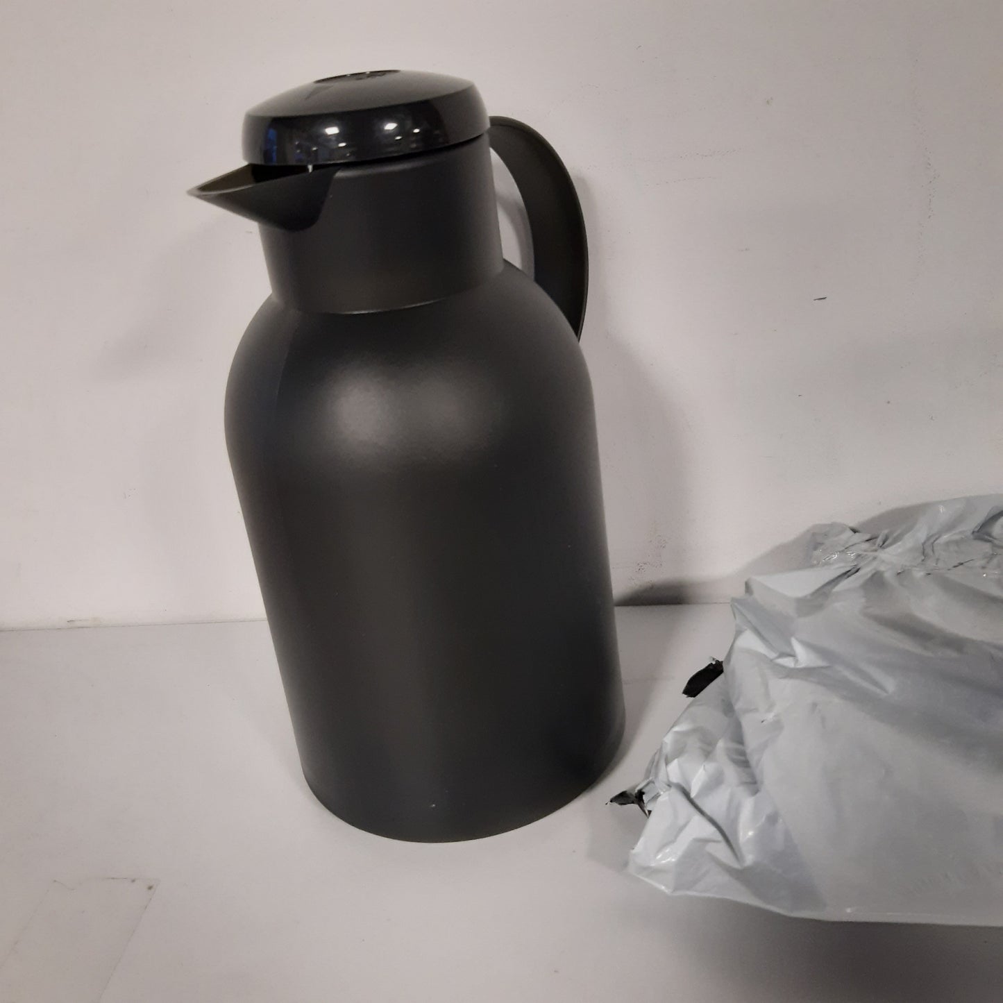 257325 - EMSA N40119 Karafe e Izoluar Samba, Kapacitet 1.5L, Mbyllje me Shtypje të Shpejtë, Mban nxehtë për 12 orë dhe të ftohtë për 24 orë, E zezë e tejdukshme