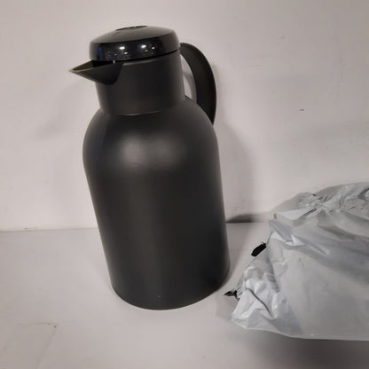 257325 - EMSA N40119 Karafe e Izoluar Samba, Kapacitet 1.5L, Mbyllje me Shtypje të Shpejtë, Mban nxehtë për 12 orë dhe të ftohtë për 24 orë, E zezë e tejdukshme