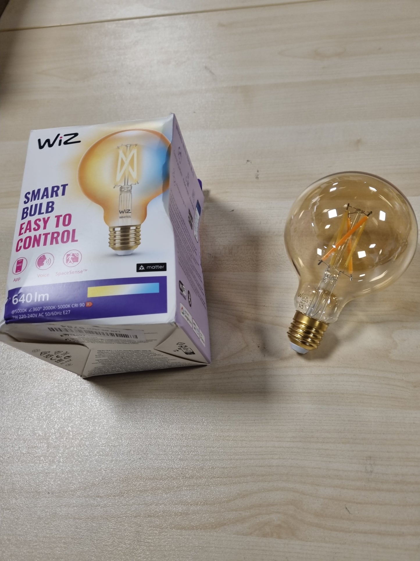 228369 - WIZ Llambë LED inteligjente Wi-Fi 6.7W (ekuivalente me 50W), me bazë G125 E27, filament ngjyrë qelibar, dritë e bardhë me errësim, me teknologjinë SpaceSense dhe e pajtueshme me Alexa dhe Google Home