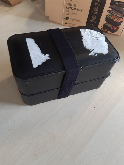 162785 - UMAMI: Kutia Bento për të rritur, Gjithë-në-1, me 4 vegla, 2 kavanoza salsë, 2 ndarës, e papërshkueshme 100% nga rrjedhjet, e sigurt për mikrovalë dhe lavastovilje, 40 oz, e zezë mat, për burra/grа