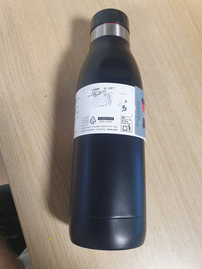 240944 - Emsa Bludrop – Shishe termike 500 ml prej çeliku inox, 100% kundër rrjedhjes, me mbyllje të shpejtë. Mban pijet të ngrohta deri në 12 orë dhe të ftohta deri në 24 orë. Pastrohet lehtë dhe është ideale për përdorim të përditshëm.