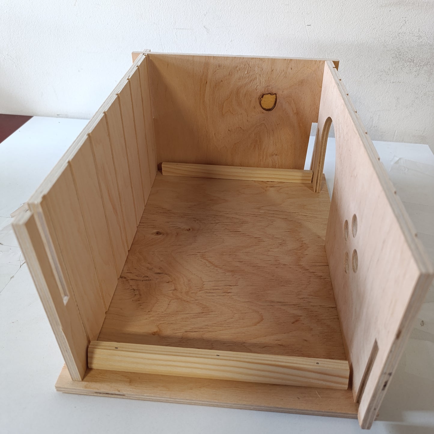 222802 - FERPLAST Shtëpi lepuri, aksesorë kafazi për lepujt, me çati të sheshtë dhe vrima ventilimi, komplet montimi, 33 x 23.6 x L 16 cm, SIN 4646