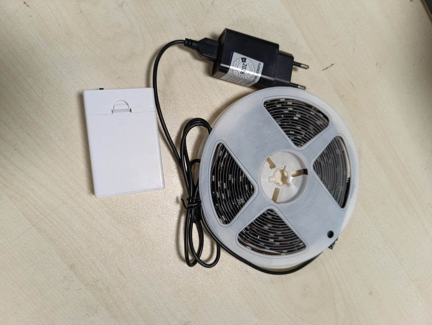 168374 - SHIRIT LED 5M RGB 5050, i funksionon me bateri ose USB, i errësueshëm në distancë me 16 ngjyra dhe me telekomandë, i përshtatshëm për dollapë, shkallë, kuzhinë dhe shtretër