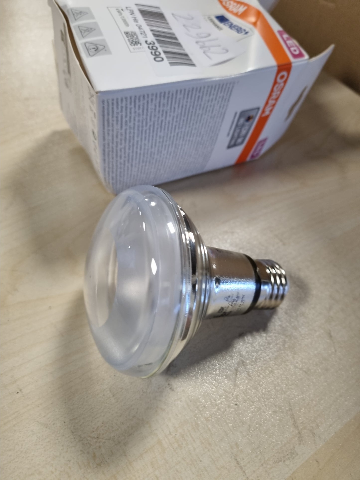 229662 - OSRAM Llambë reflektuese LED R80, E27, 5.9W, 2700K, njollë qelqi, zëvendësuese për 60W