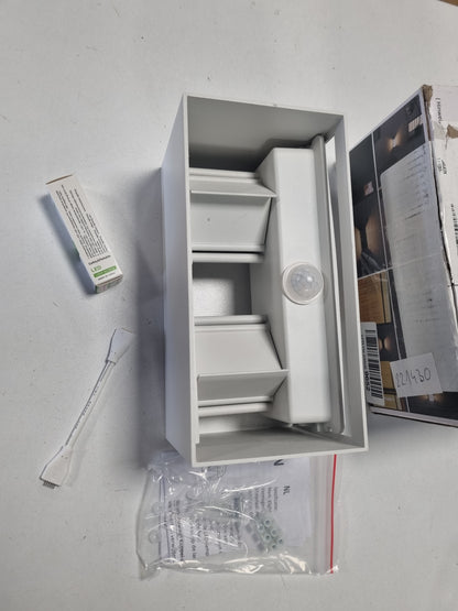 221430 - KLIGHTEN Llambë Muri 18W e Jashtme me Sensor Lëvizjeje, 3000K, Kënd Rrezetimi i Rregullueshëm, Llambë LED G9 e Zëvendësueshme (e Bardhë)