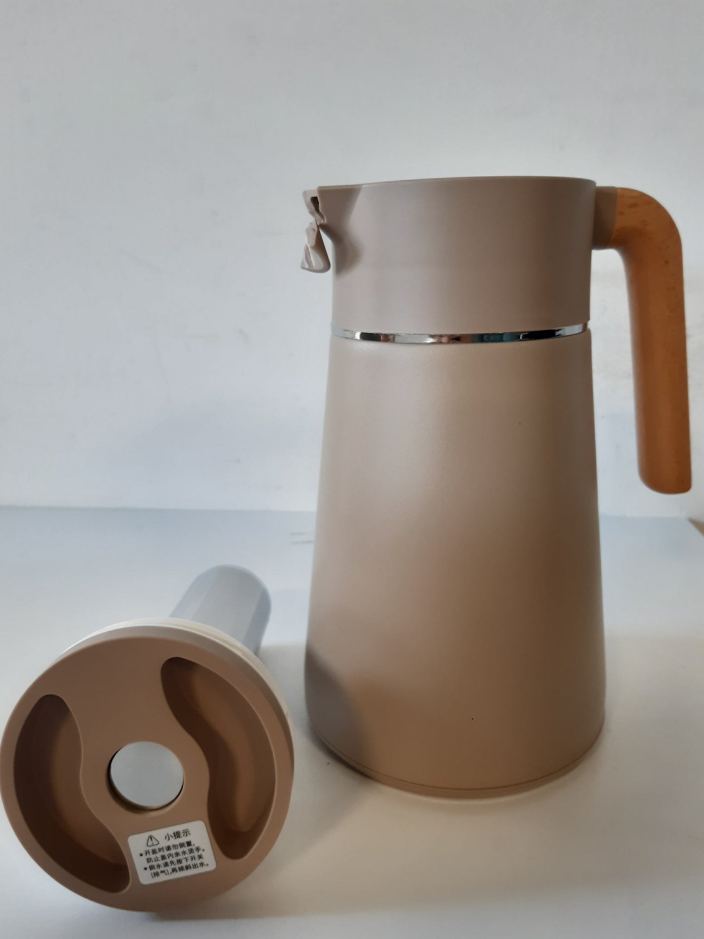 199613 - VETIN Termos 1.5L me Infuzues Çaji, Çelik Inoks 304, Izolim me Vakum dhe Mure të Dyfishta, Enë e Izoluar me Pamje Druri, Përdorim i Gjerë për Pije të Nxehta dhe të Ftohta (Ngjyrë Kaki)