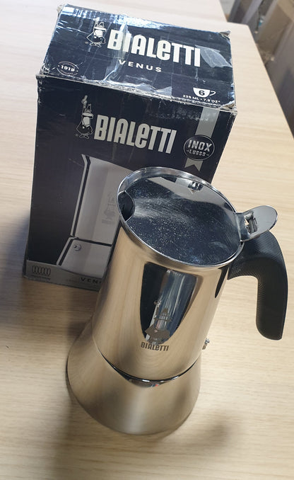 91058 - BIALETTI New Venus Makinë kafeje, 6 filxhanë, 235ml, Dorezë kundër djegies, Përshtatshme për induksion, Materiali Çelik 18/10, Ngjyra Argjend, Madhësia ‎13 x 11 x 21.5 cm, Pesha 540 gram